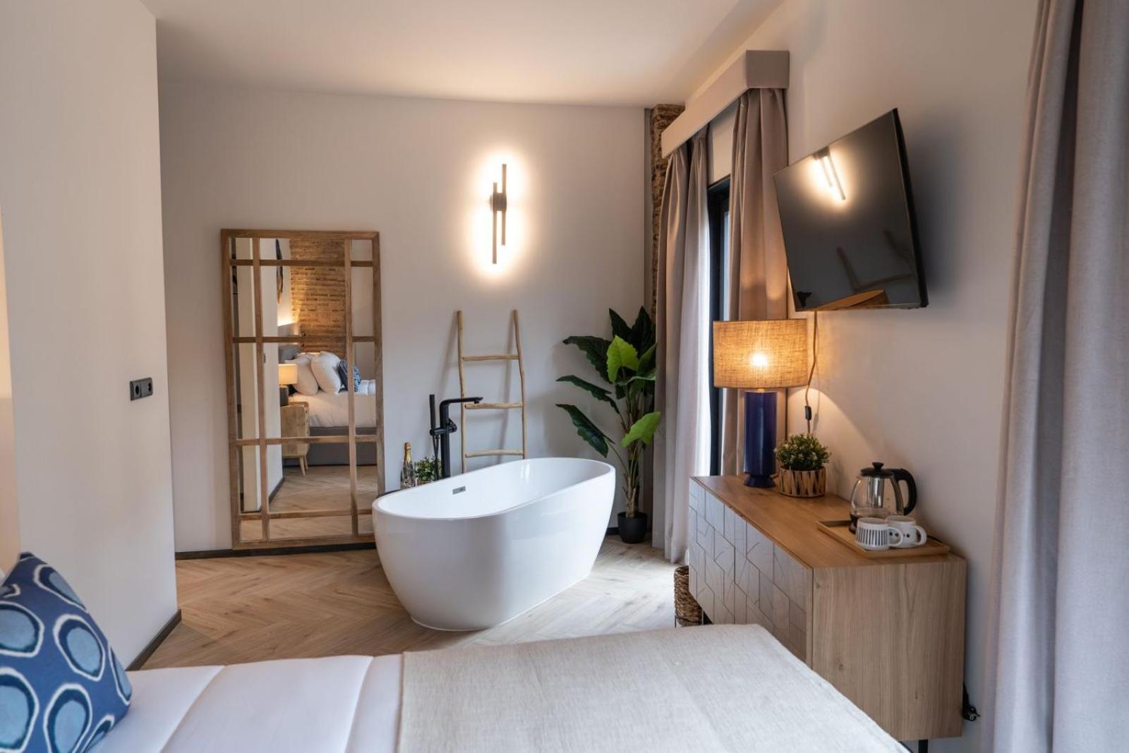 Deluxe Double Room Bath