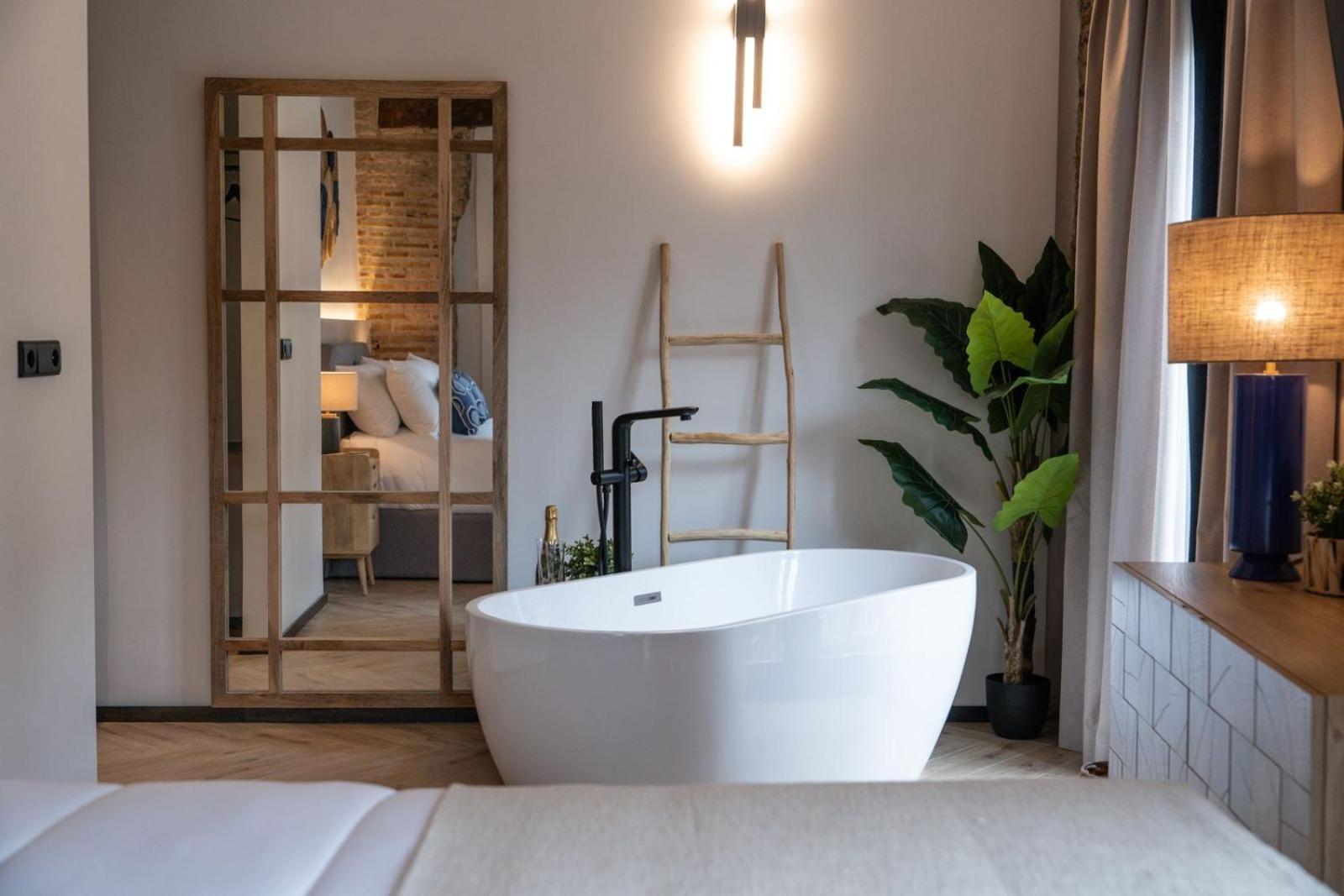 Deluxe Double Room Bath