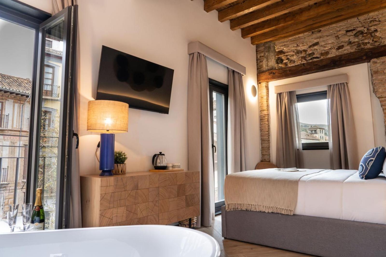 Deluxe Double Room Bath