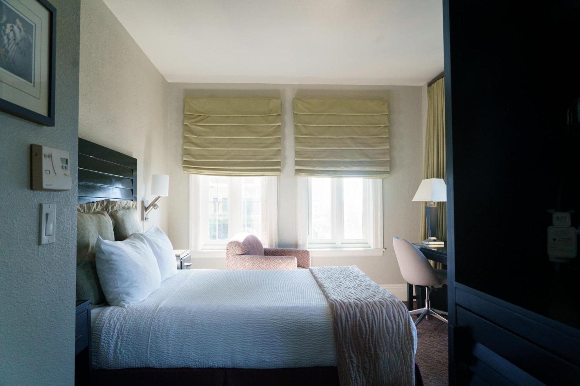 Classic Corner Queen Bed City View