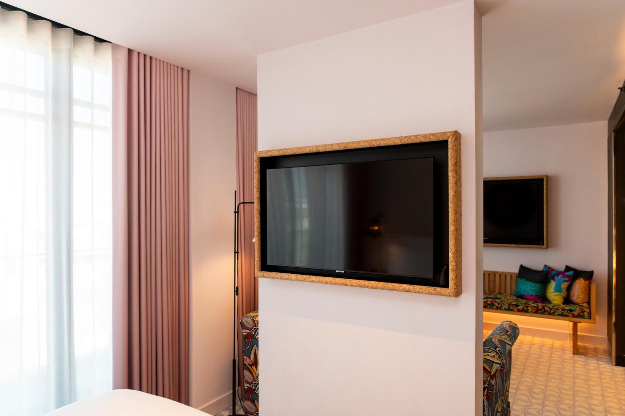 LARGE MAMA Double Room with Balcony and Avenue View,1681829124:JPEG