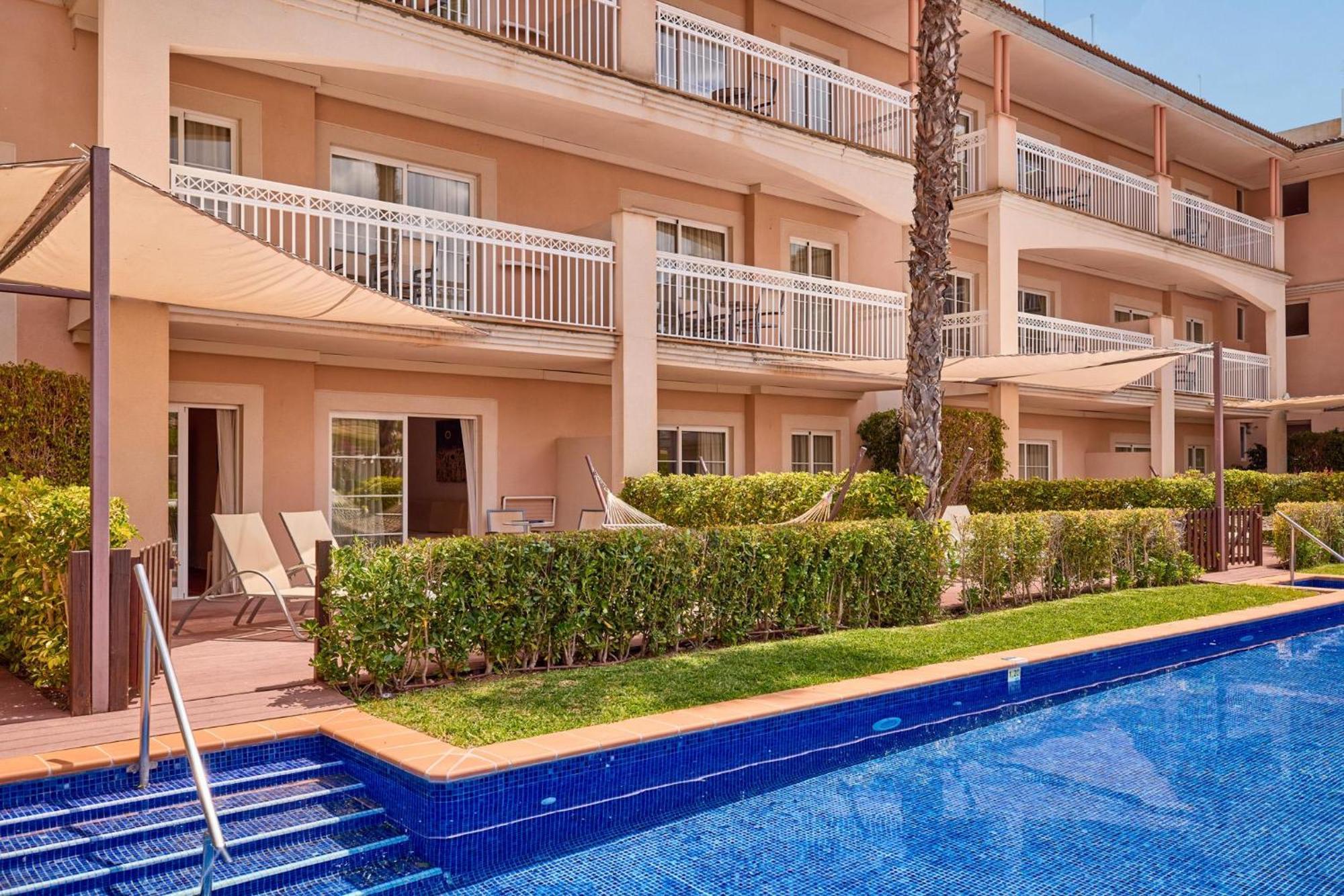 One-Bedroom Suite Swim Up