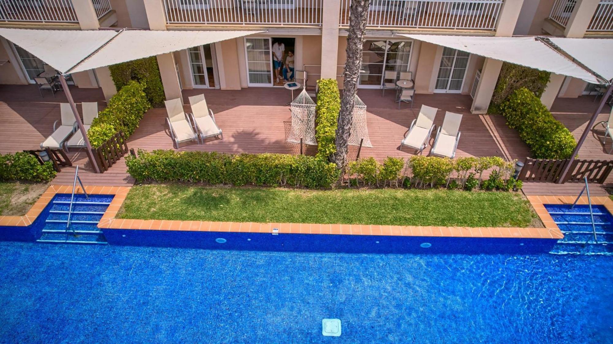 One-Bedroom Suite Swim Up