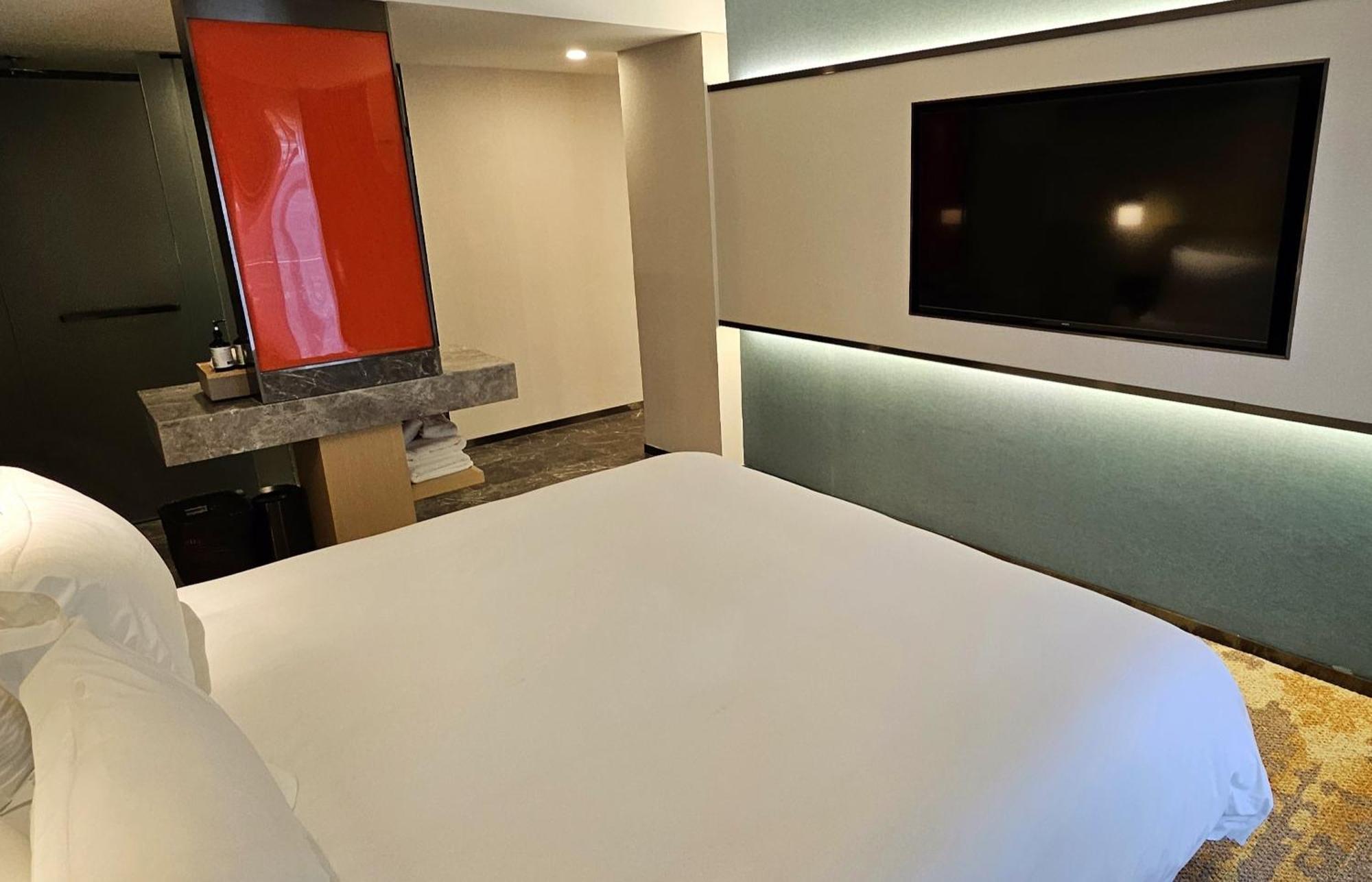 Executive Suite,1692196921:JPEG