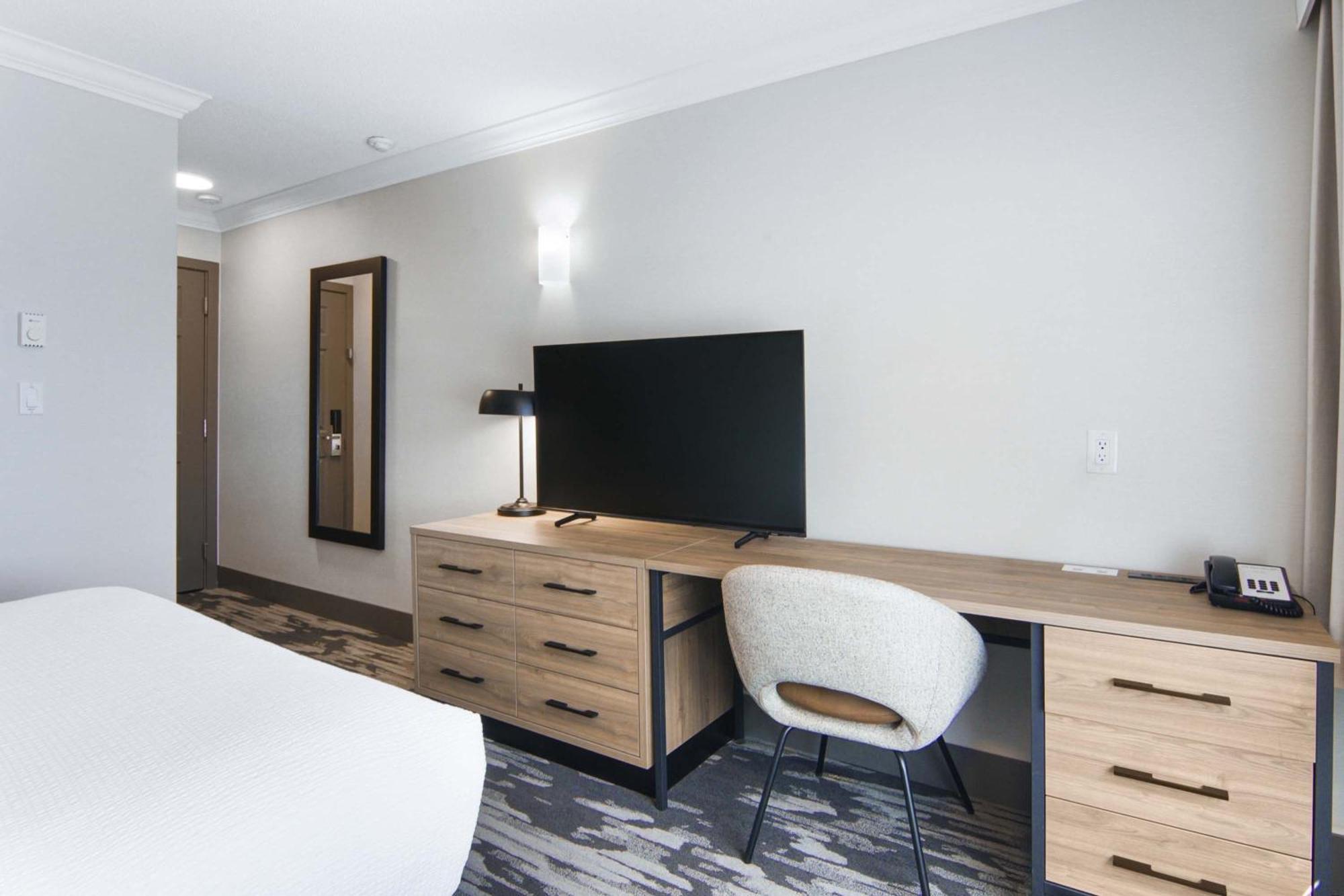 Standard Room, 1 Queen Bed, Atrium Building