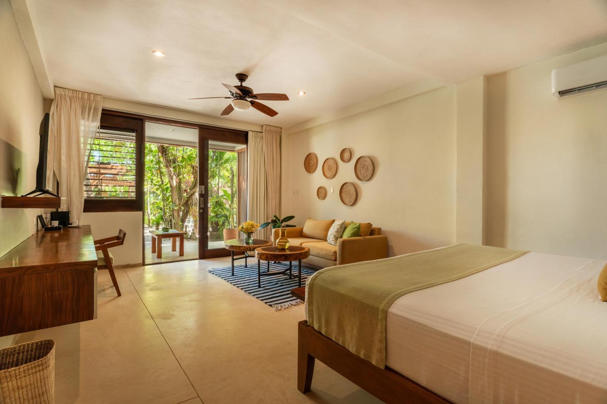 Suite con cama extragrande y vistas a la piscina