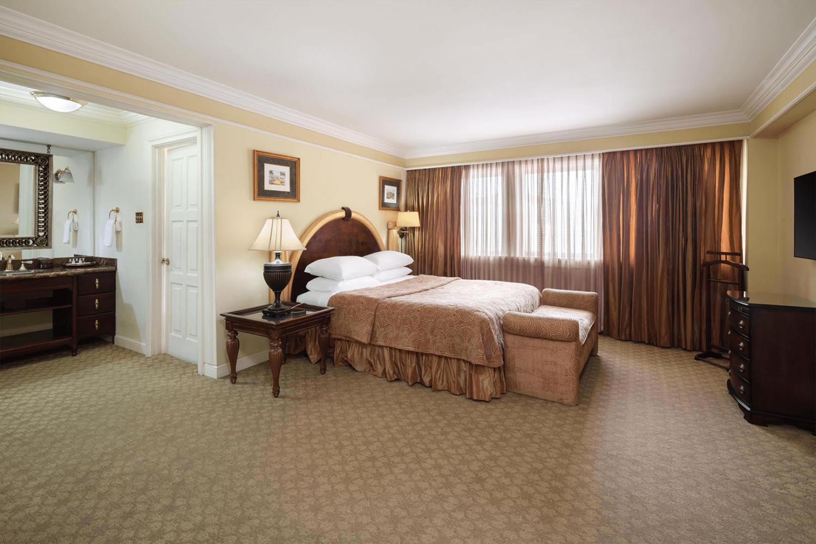 King Suite with Terrace, Sitting Area, Dining Area, Wet Bar and Bath Tub - Non-Smoking