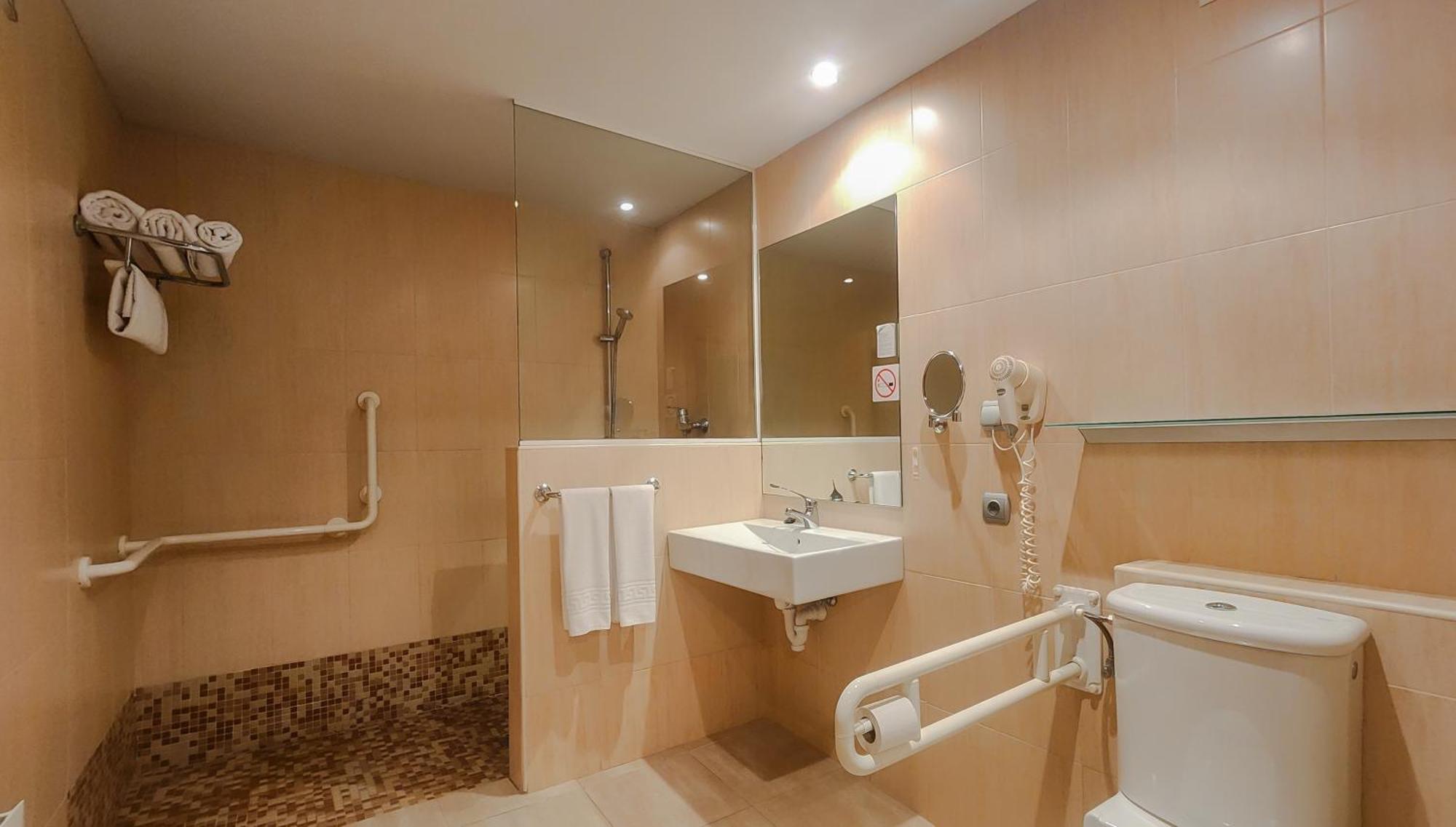 4 Single Beds Suite