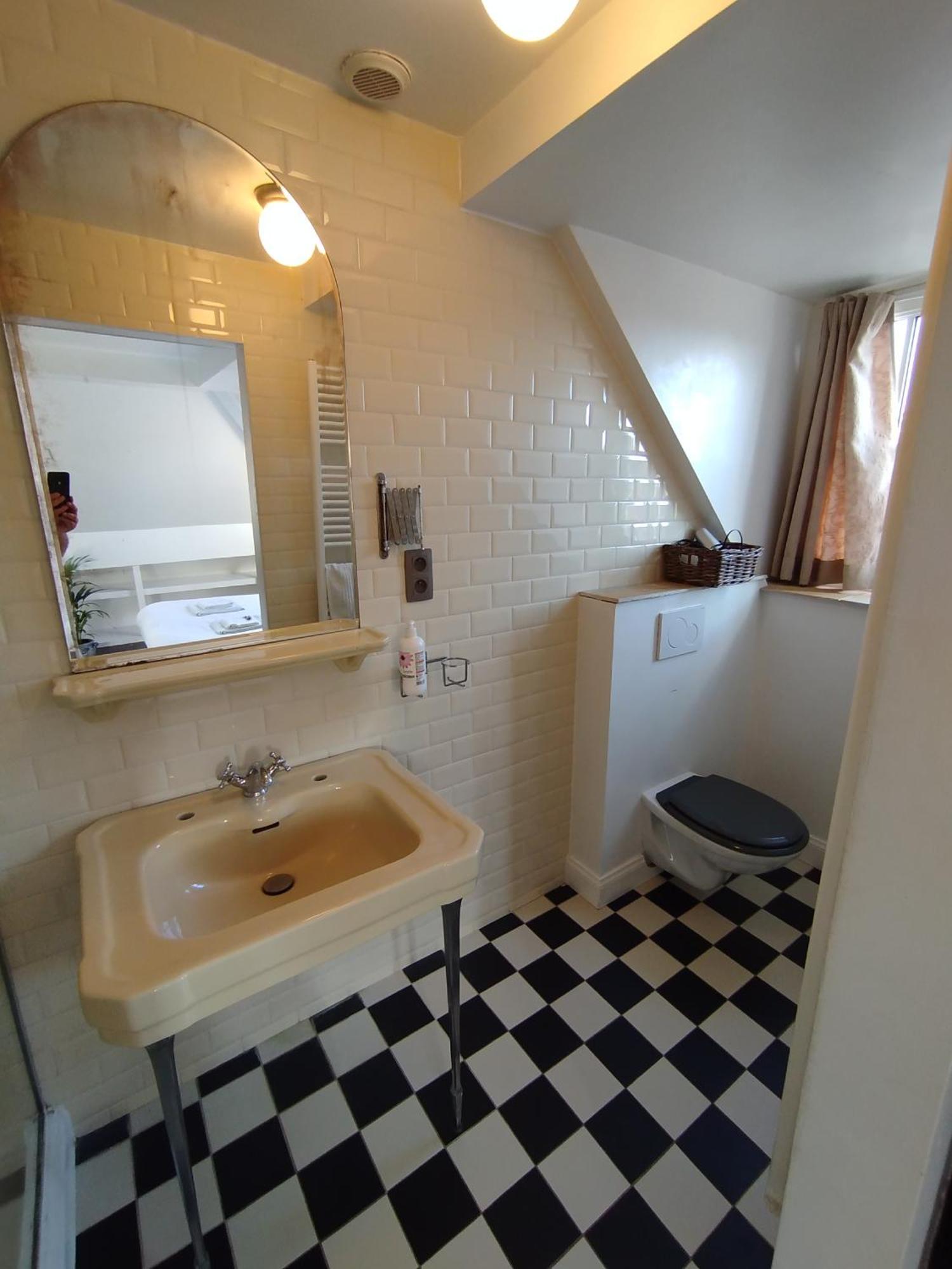 Queen Room,1699022558:JPEG