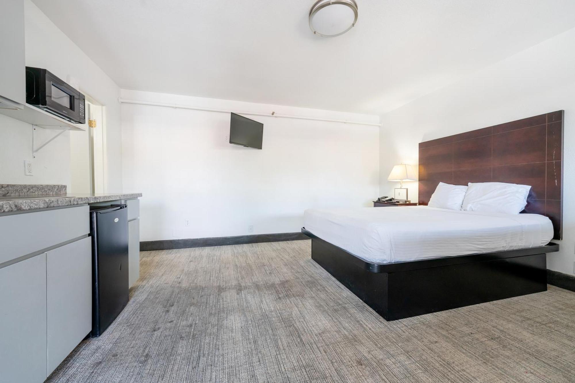 Queen Bed Studio Non-Smoking