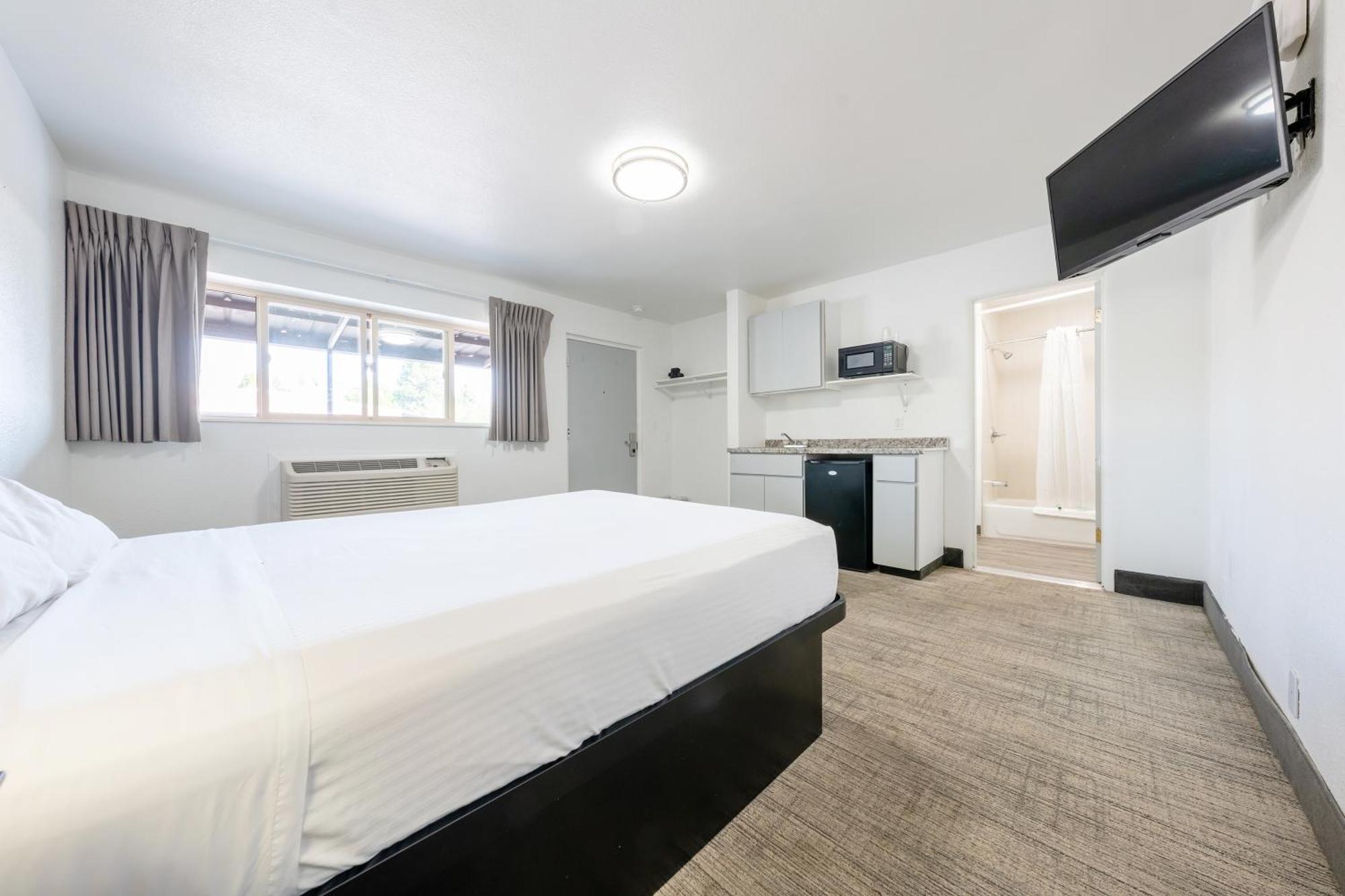 Queen Bed Studio Non-Smoking