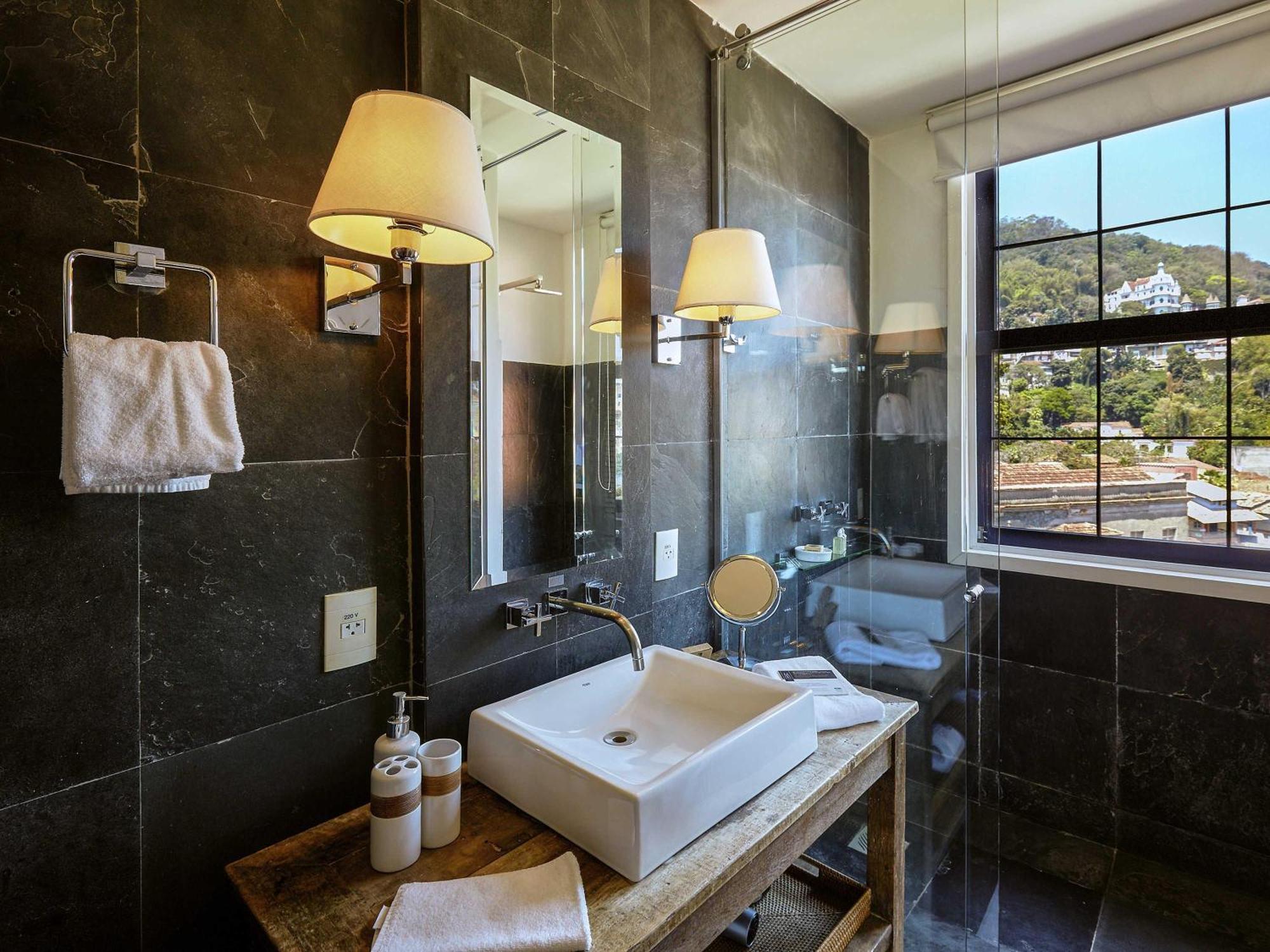 Chambre Lit King-Size de Luxe avec Balcon et Vue