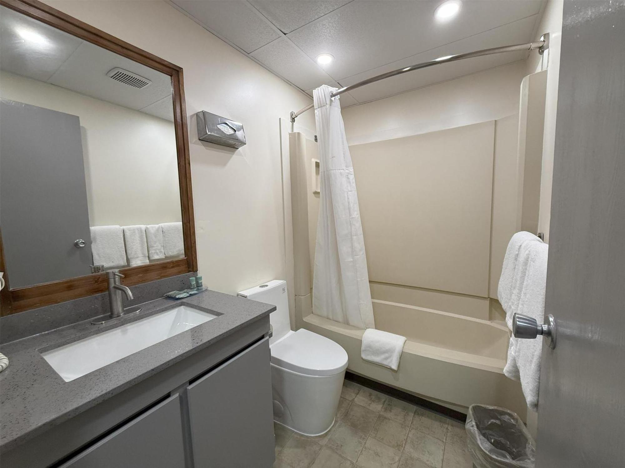 Queen Room with Kitchenette - Non-Smoking,1742725511:JPEG