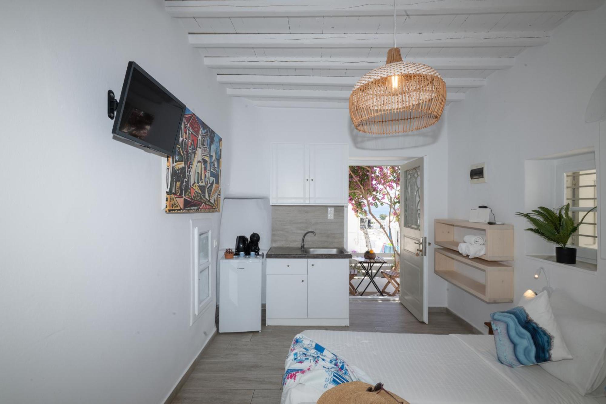 Quarto com Cama de Casal ou 2 de Solteiro e Vista Parcial do Mar