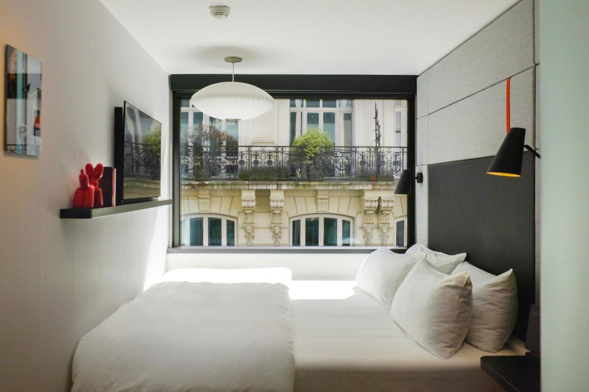 Habitación con cama extragrande.