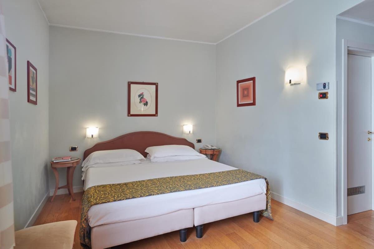 Quarto Clássico com 2 Camas de Solteiro