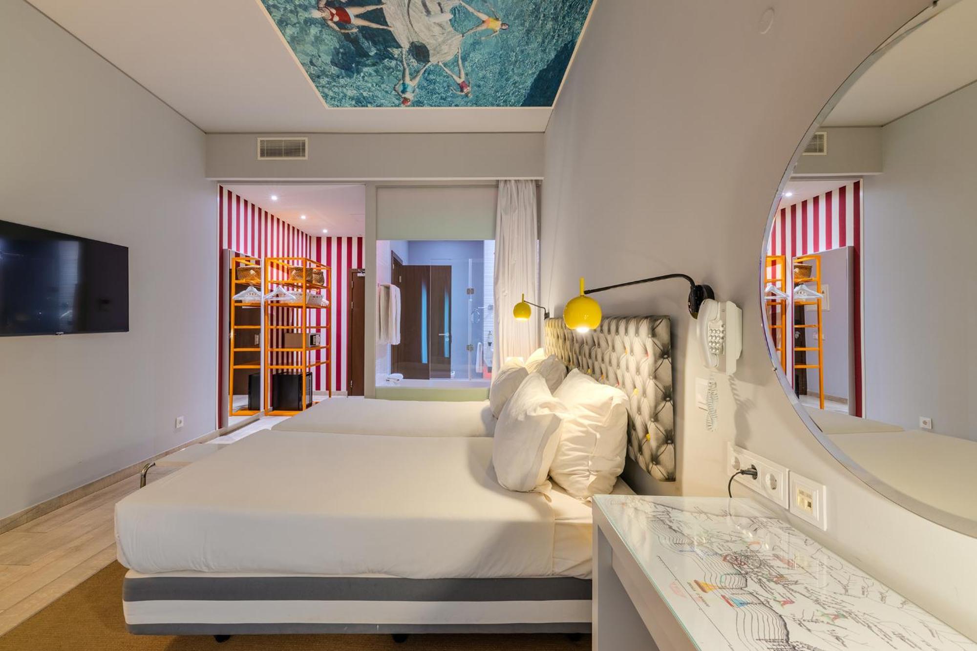 Chambre Double ou Lits Jumeaux Supérieure - Vue sur Piscine