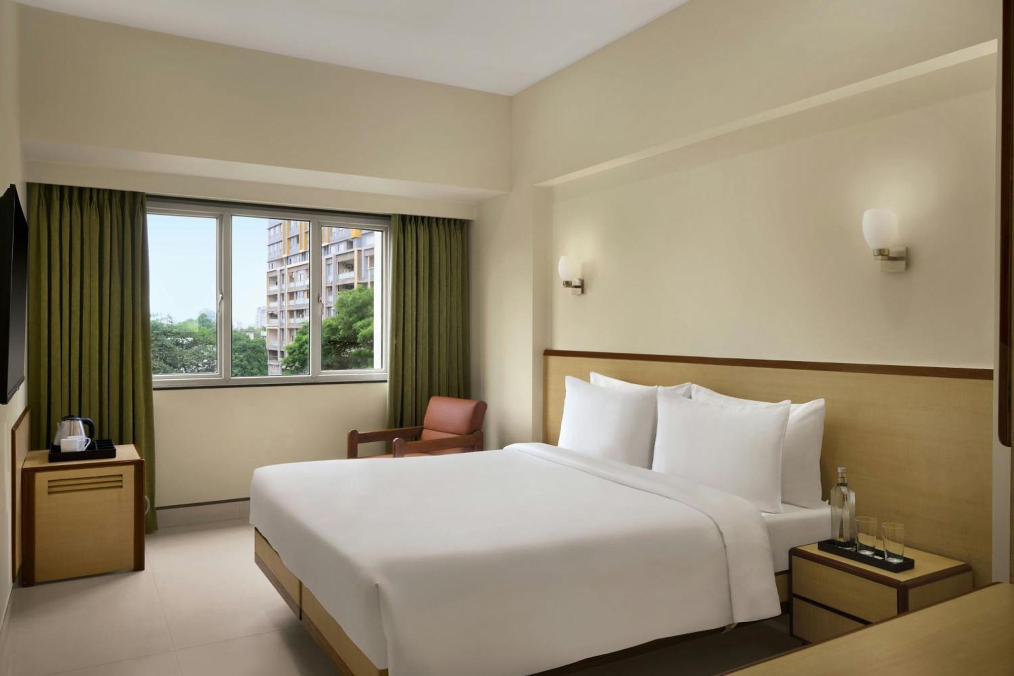 Winter Green Queen Room City View