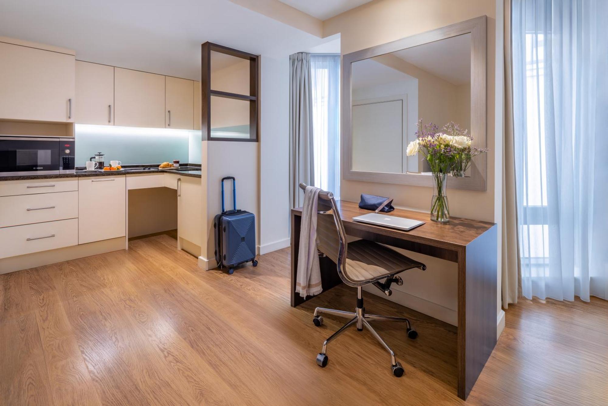 Deluxe Studio, Accessible