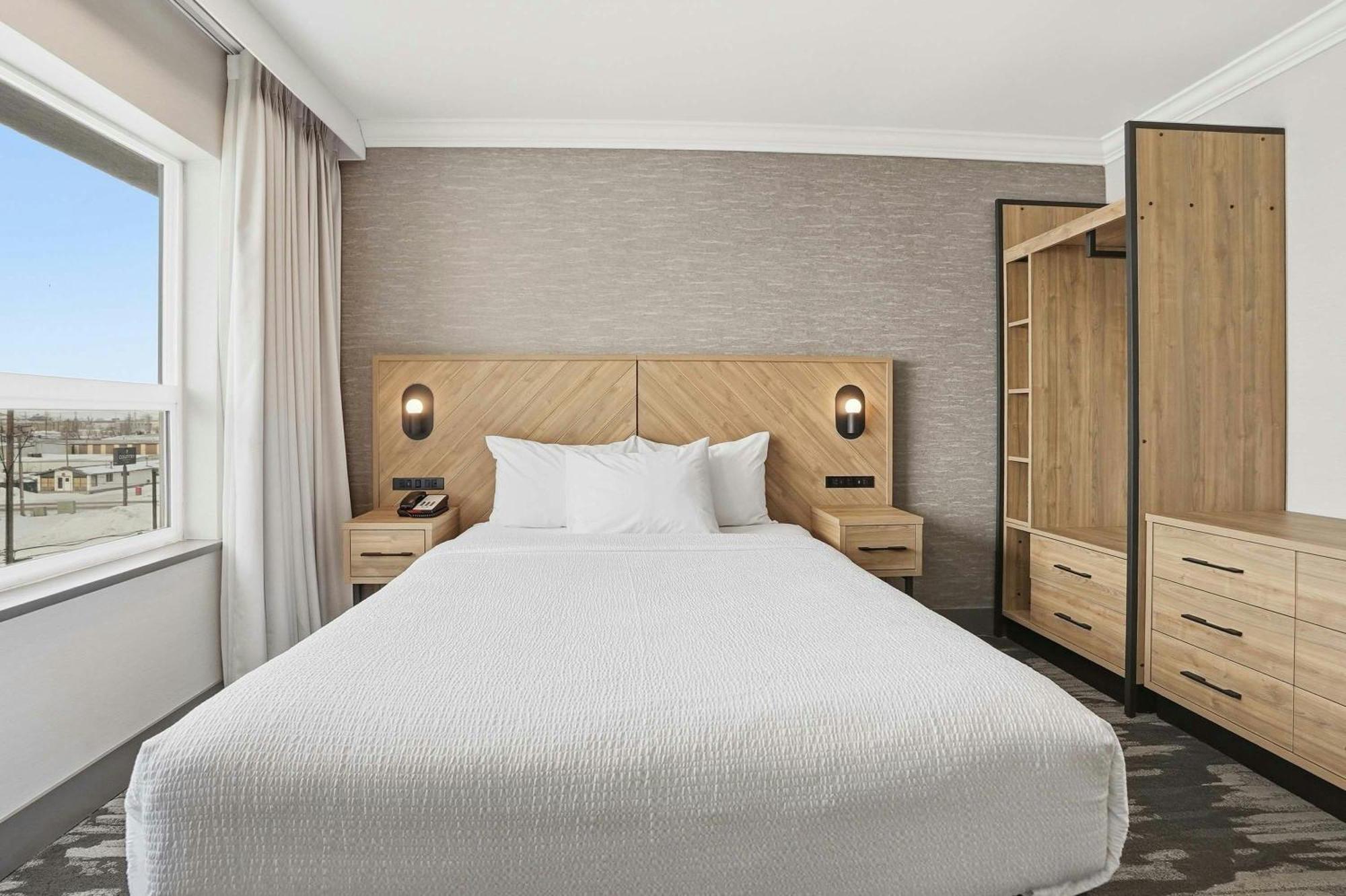 Standard Room 1 Queen Bed