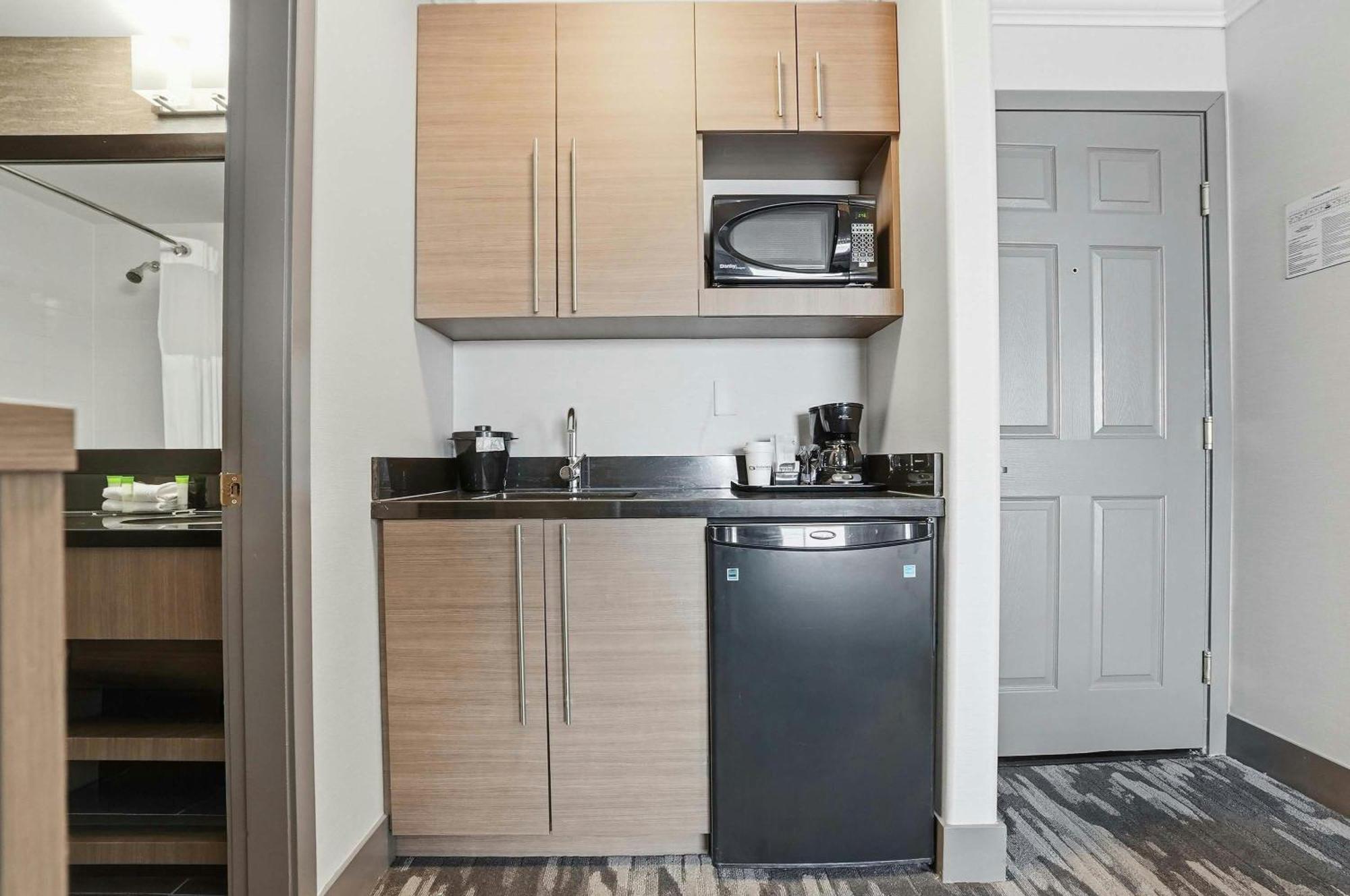 Grand Suite 1 King Bed Sofa Bed Kitchenette