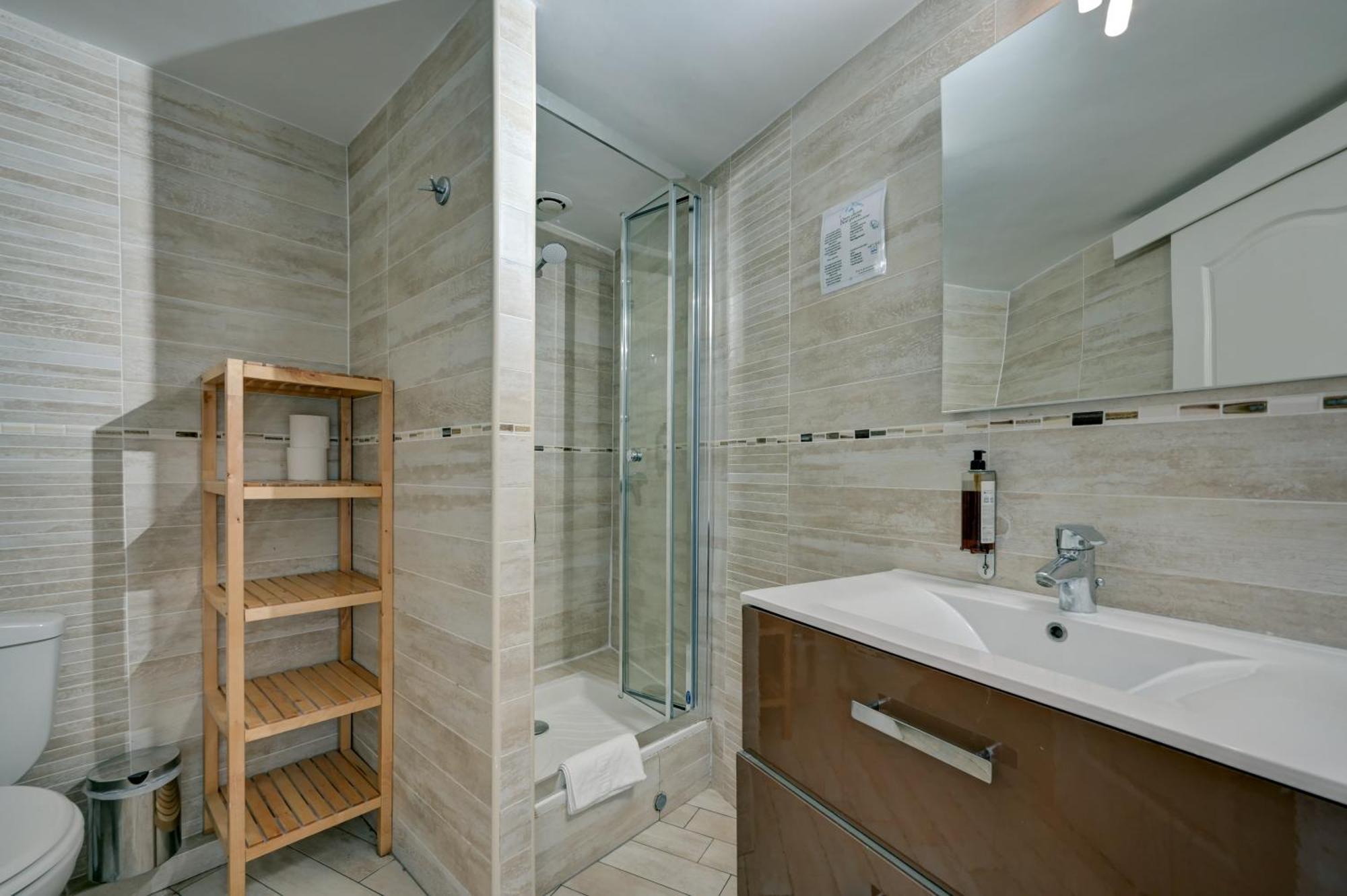 Dreibettzimmer mit Terrasse und Gartenblick