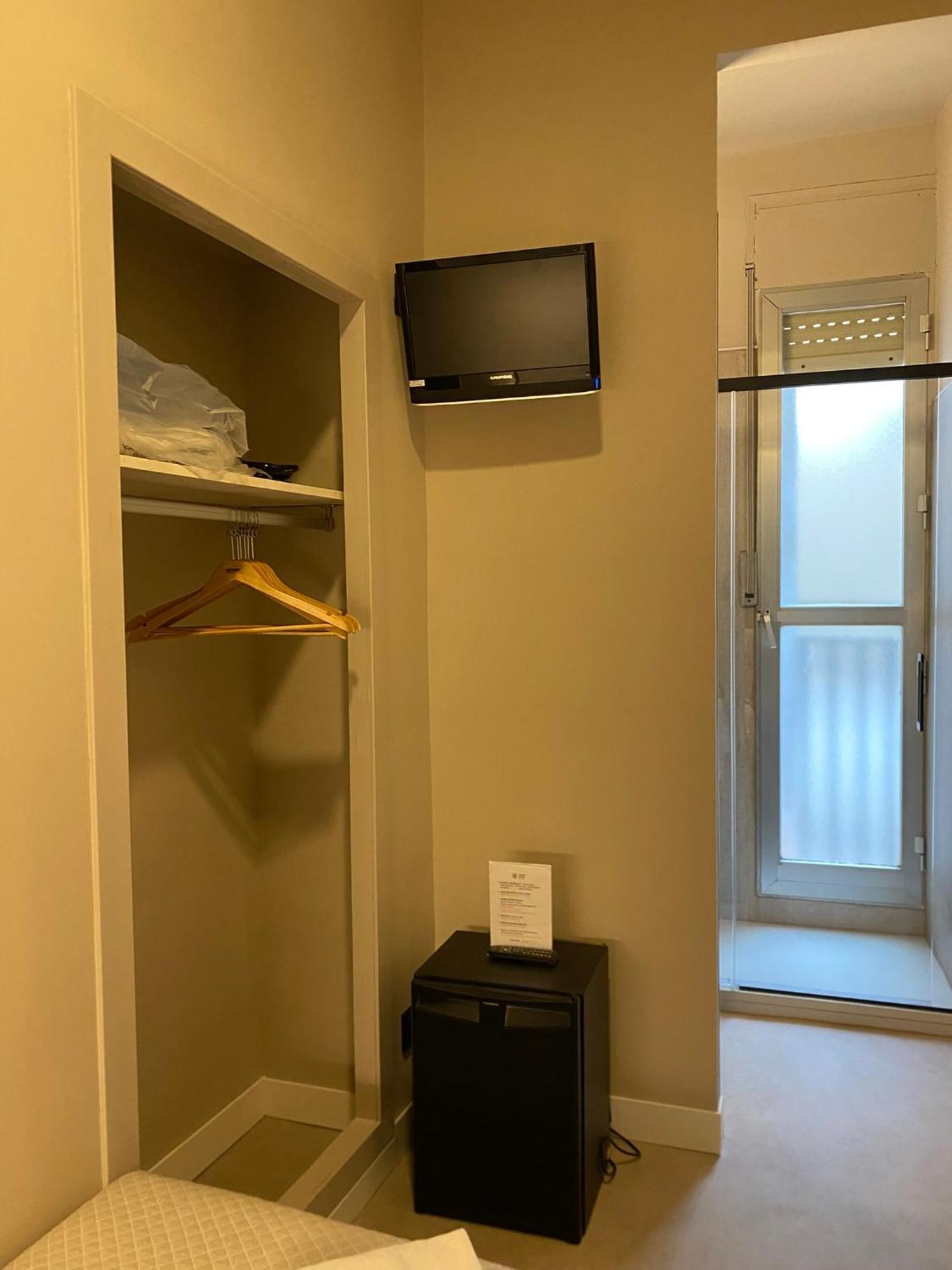 Habitación Individual con ducha y aseo compartidos
