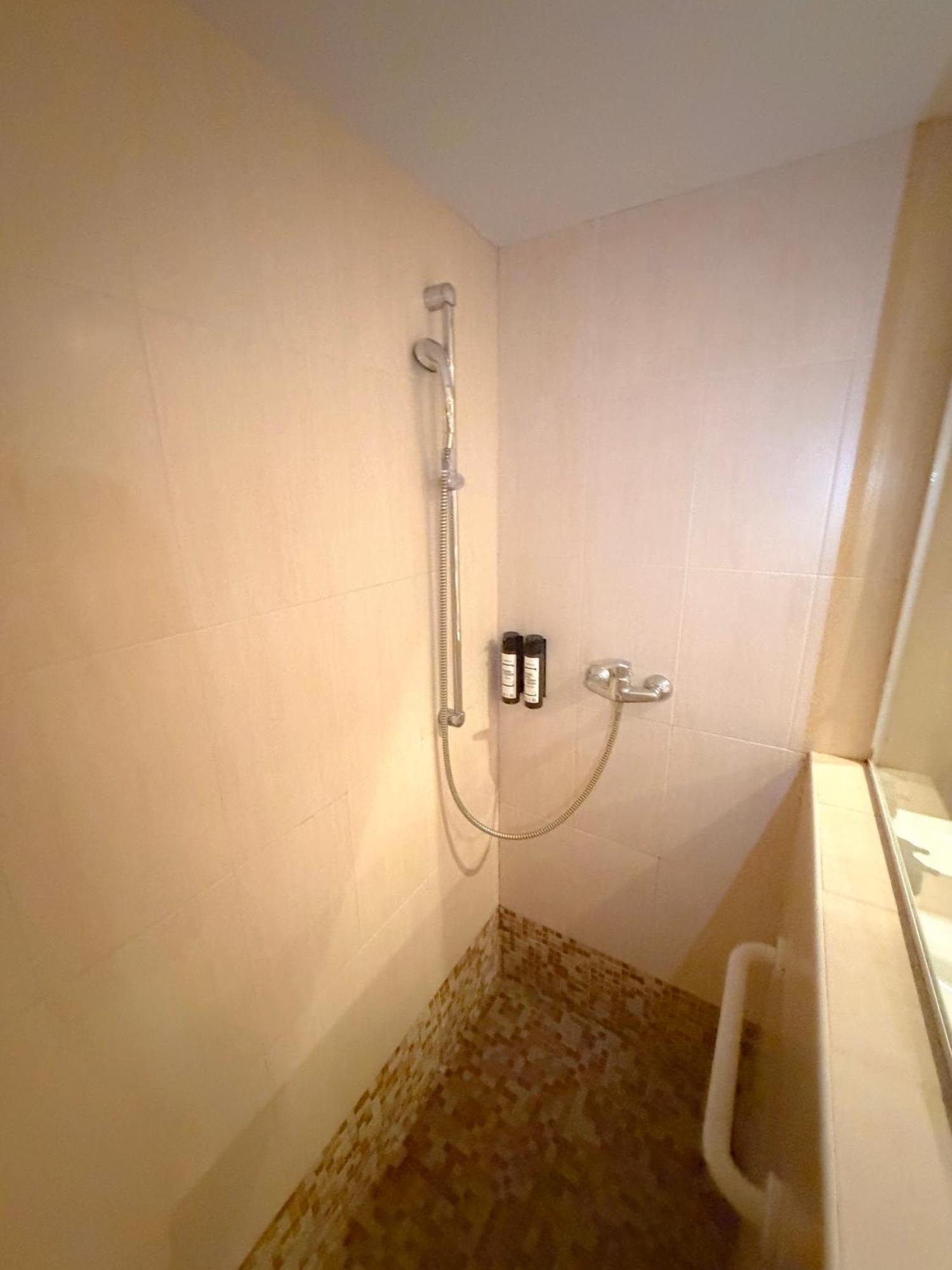 4 Single Beds Suite