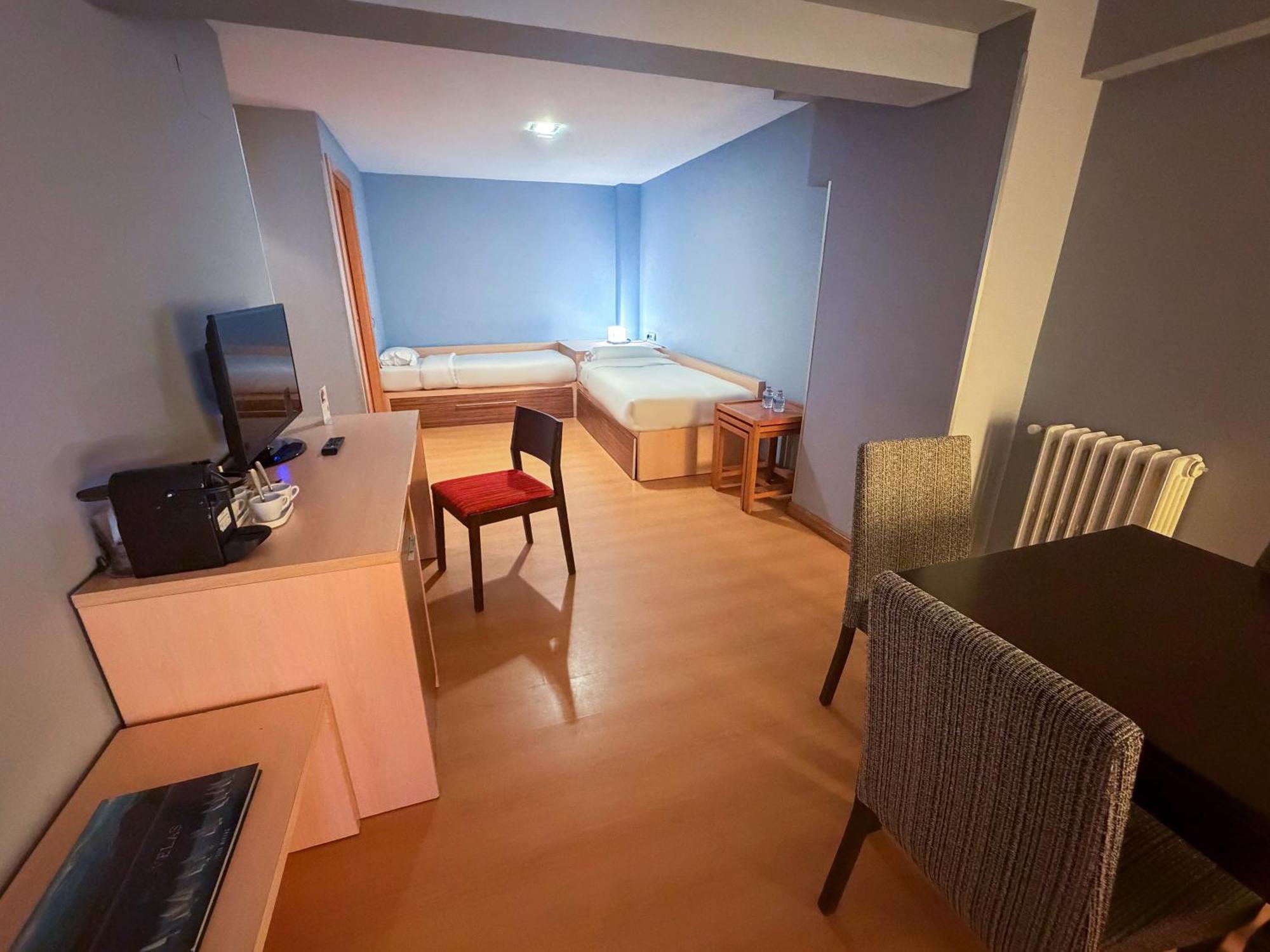 4 Single Beds Suite