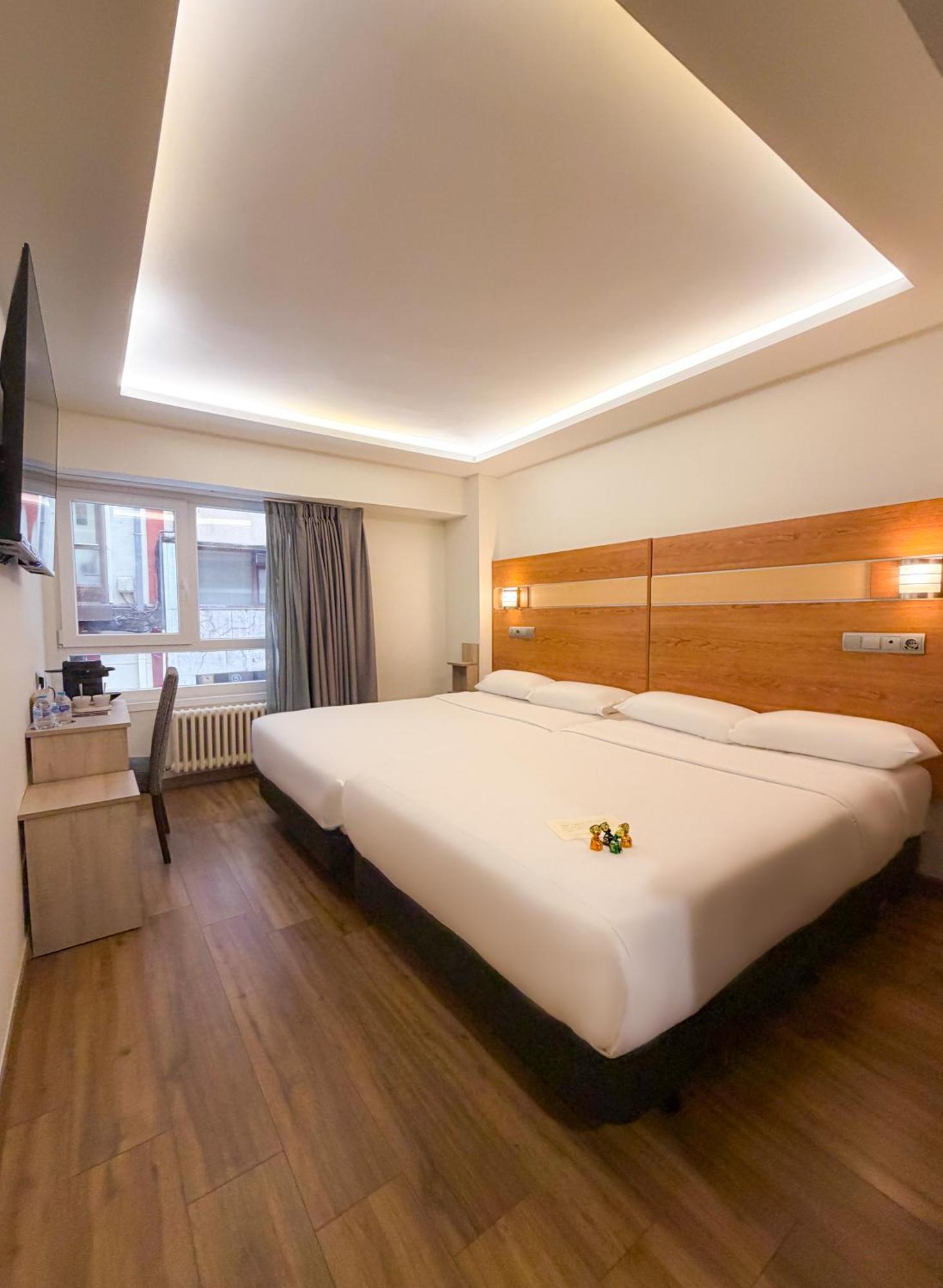 2 Single Beds Premium Room