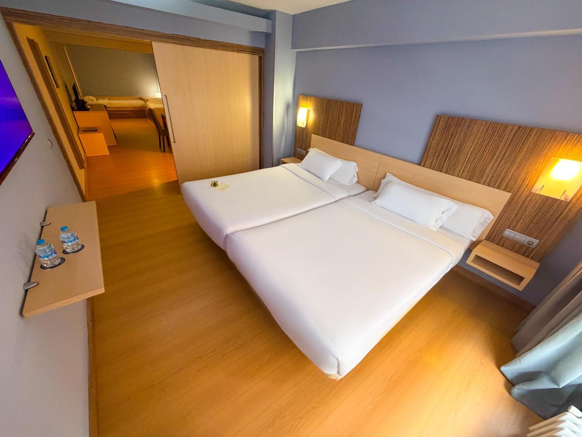 4 Single Beds Suite