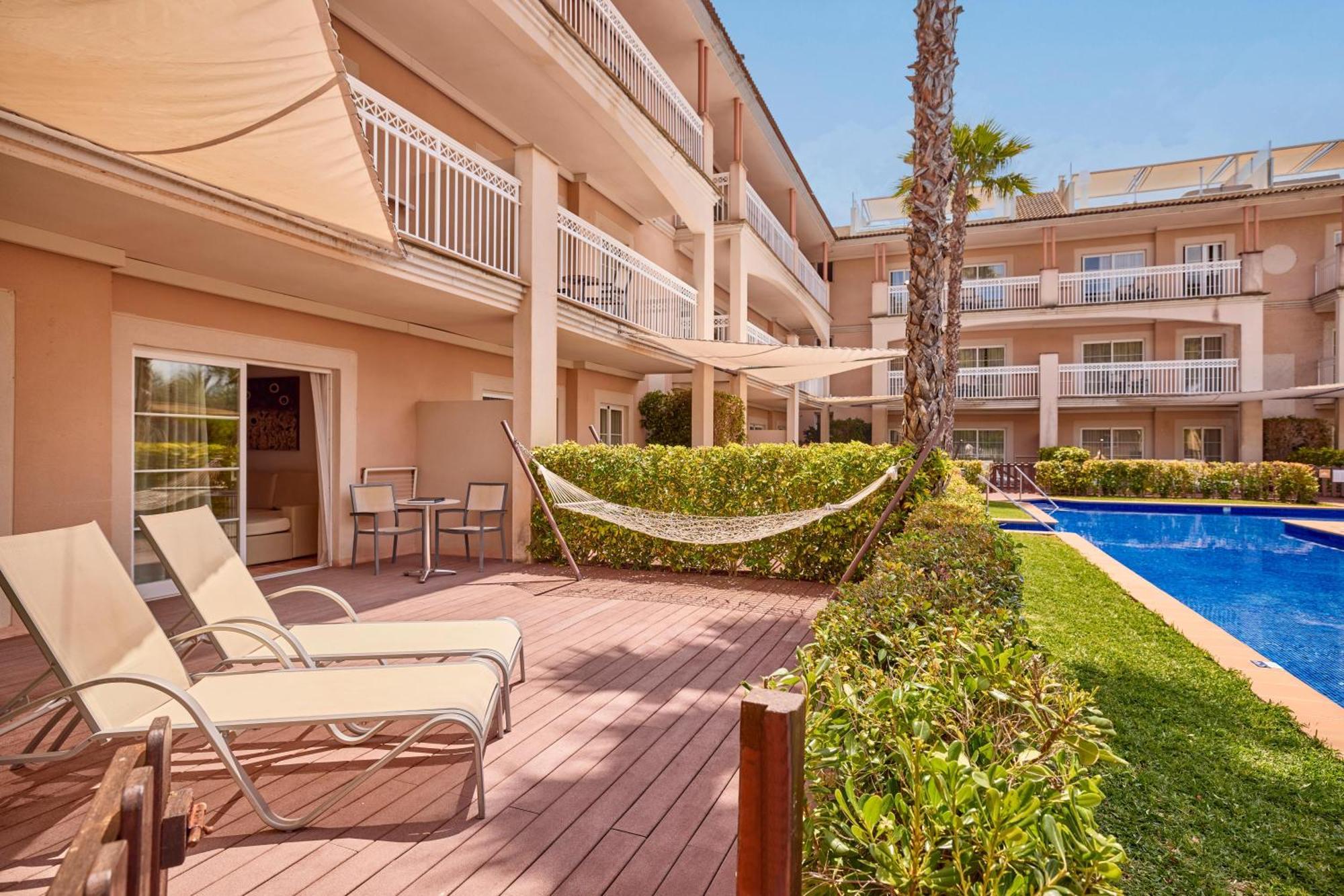 One-Bedroom Suite Swim Up