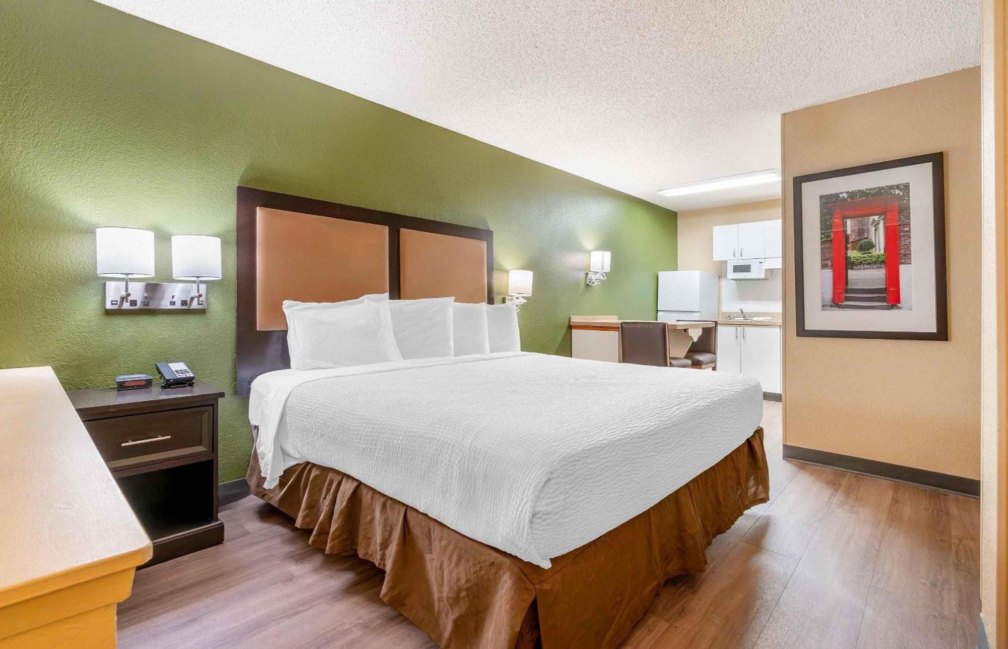 Deluxe Studio with 1 King Bed - Non-Smoking