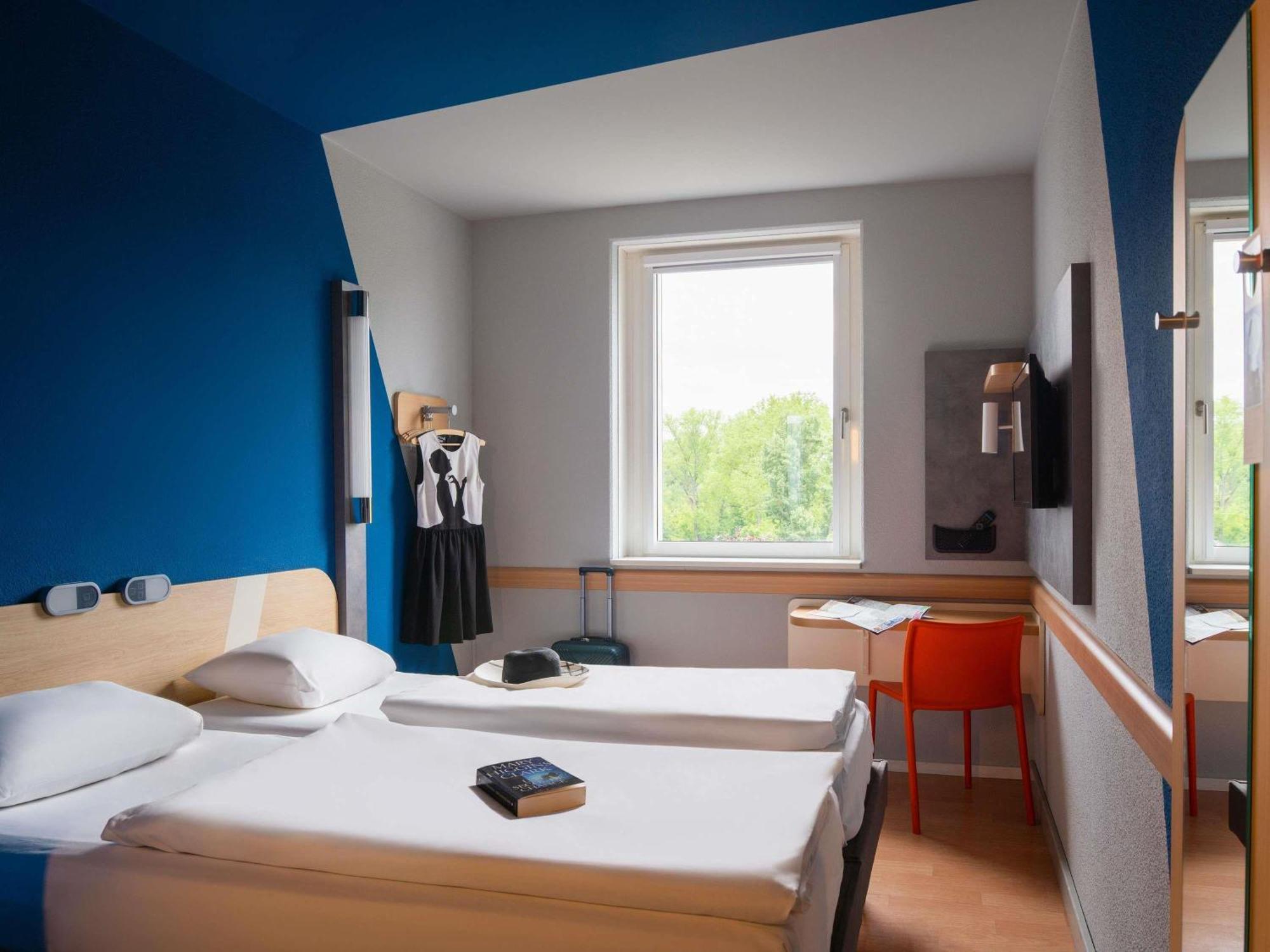 Twin Room,1771911632:JPEG