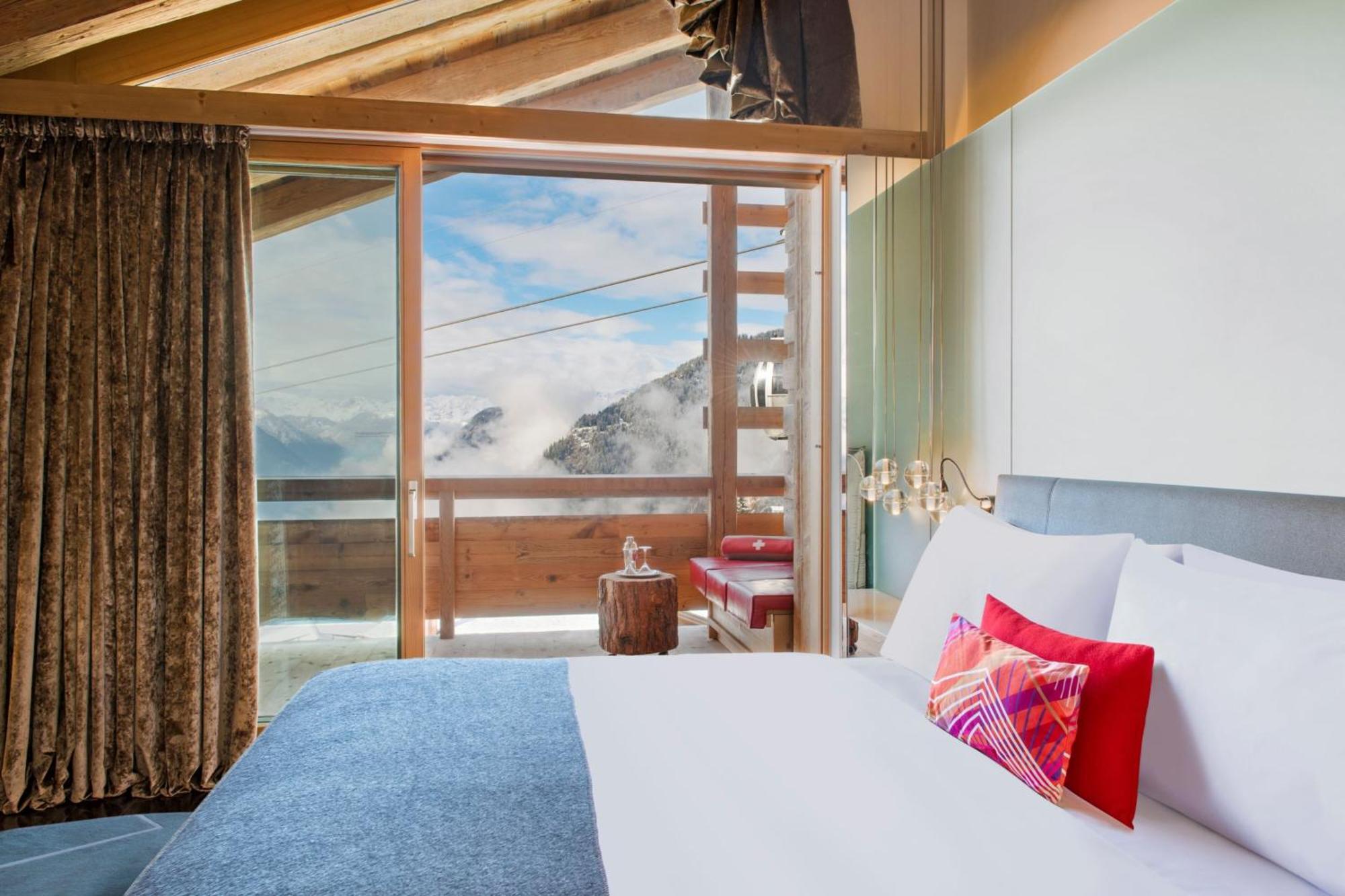 Suite Junior con cama extragrande, sofá cama y vistas a la montaña
