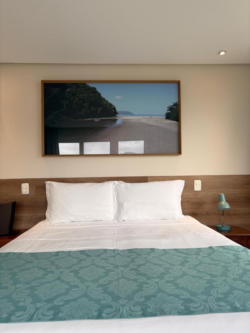 Quarto com Cama de Casal ou 2 de Solteiro e Vista Lateral do Mar