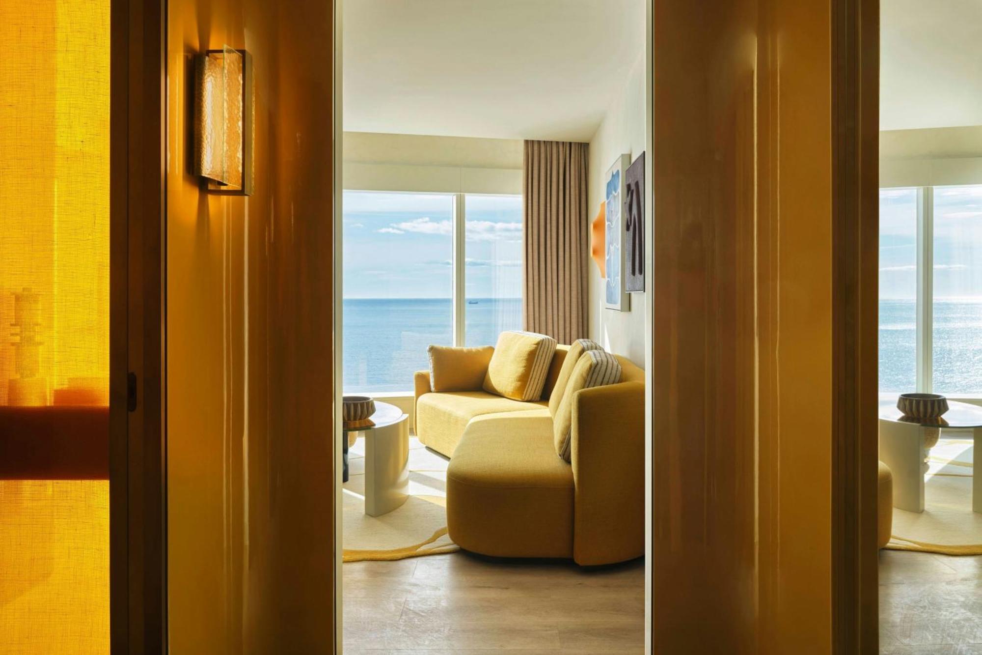 One-Bedroom Corner King Suite Seafront View