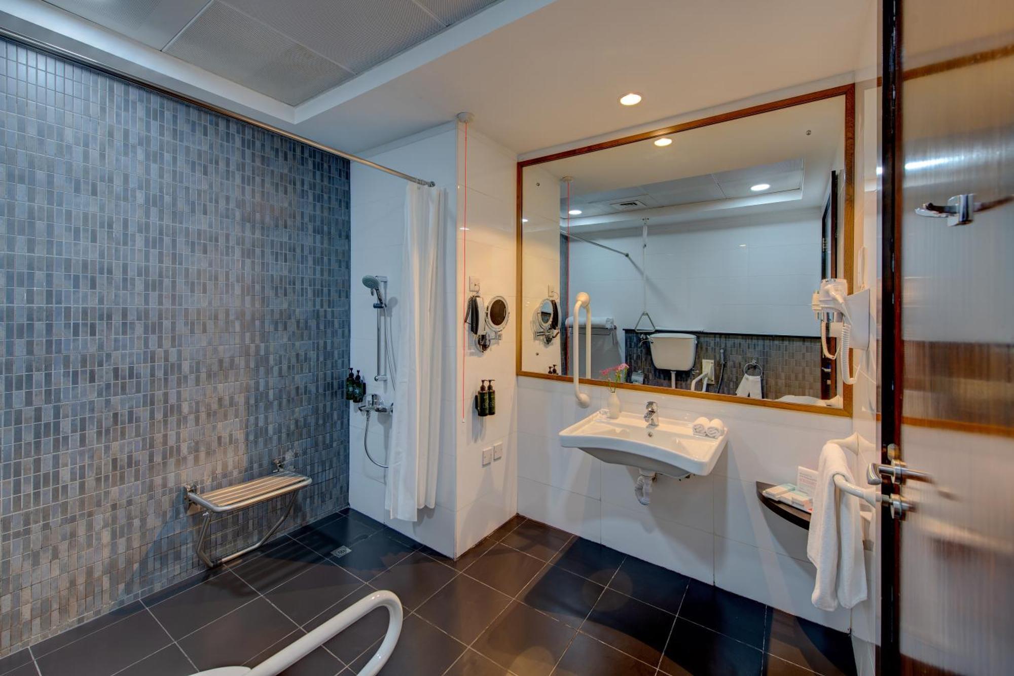Quarto com Cama King-size e Chuveiro Acessível a Cadeirantes - Acessível para Hóspedes com Capacidade Auditiva e Mobilidade Reduzidas - Não Fumantes