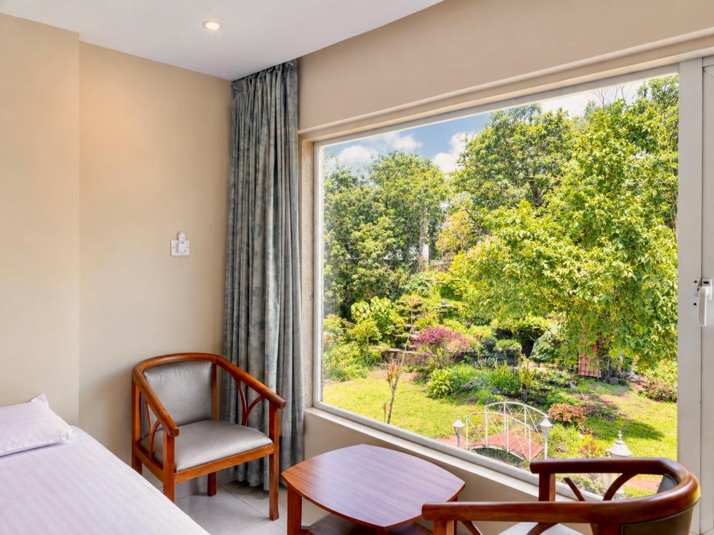 Deluxe Garden Facing Room