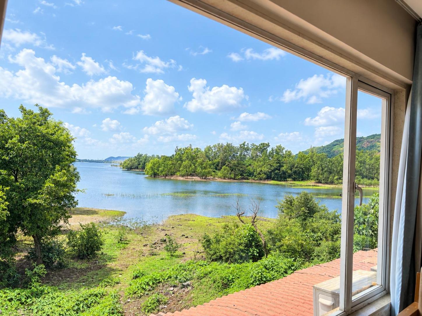 Deluxe Lake Facing Room