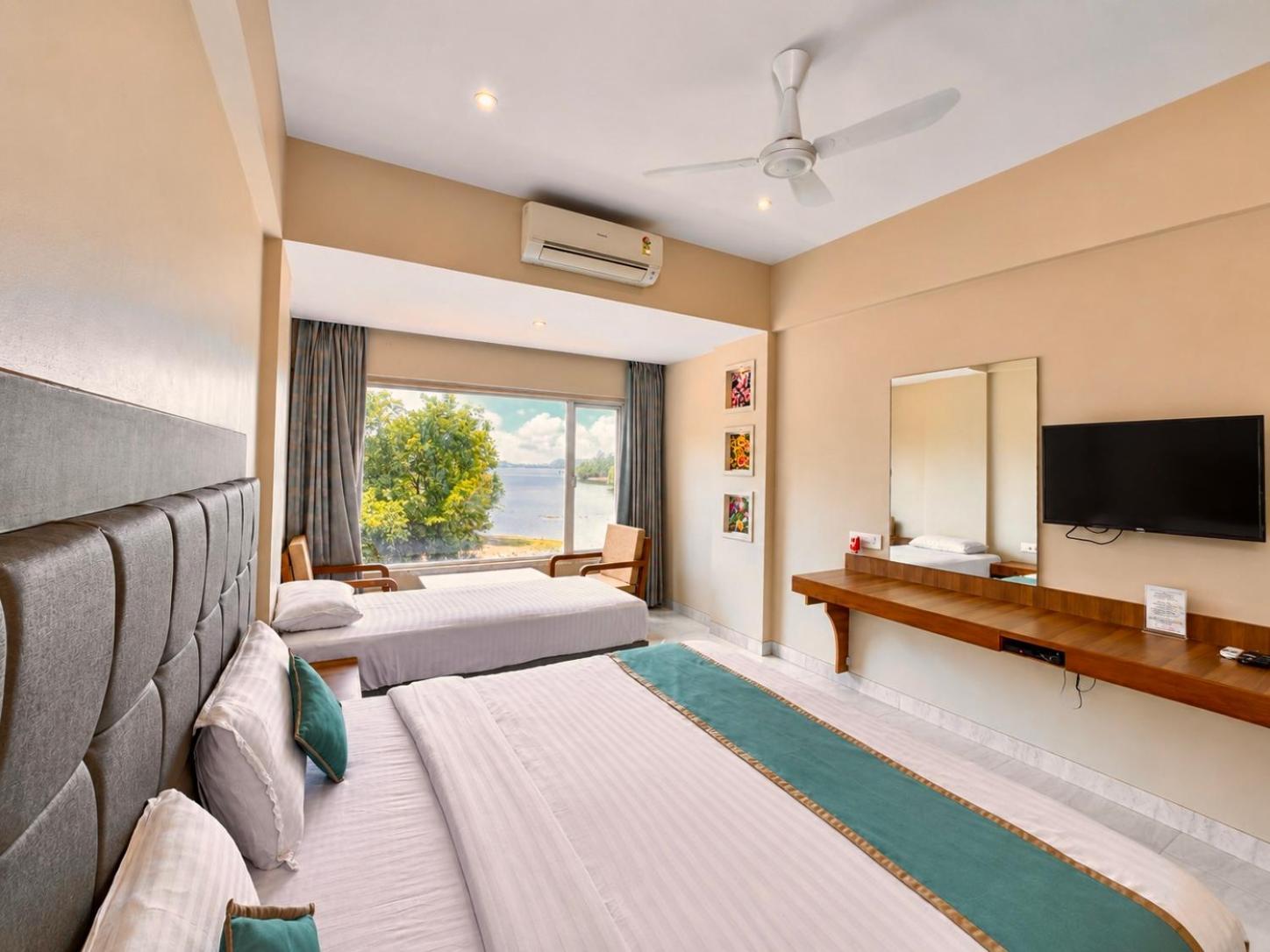Deluxe Lake Facing Room