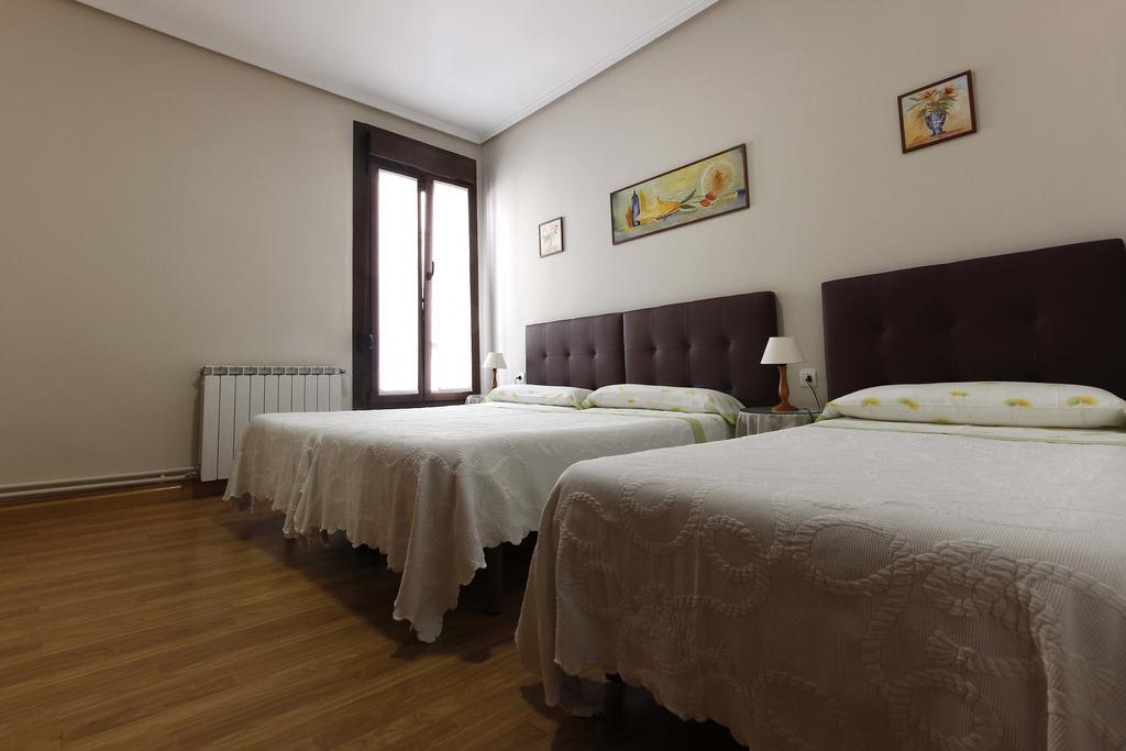 Deze driepersoonskamer heeft een gedeelde badkamer.