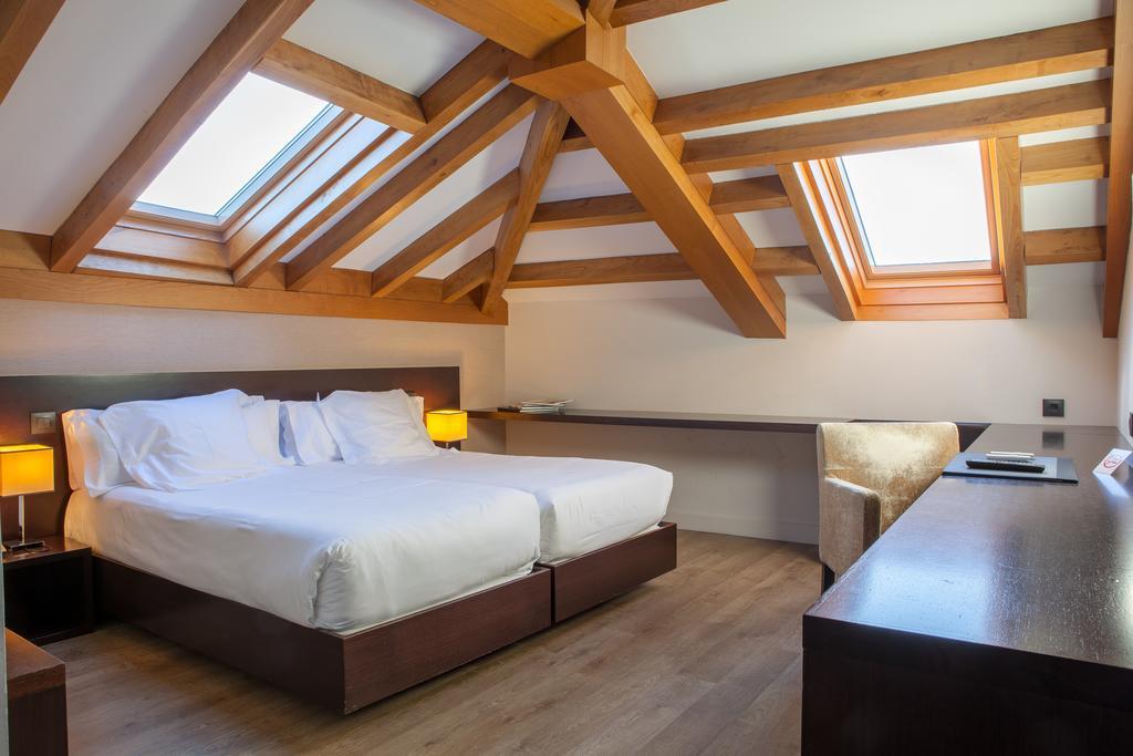 Quarto com 2 Camas de Solteiro