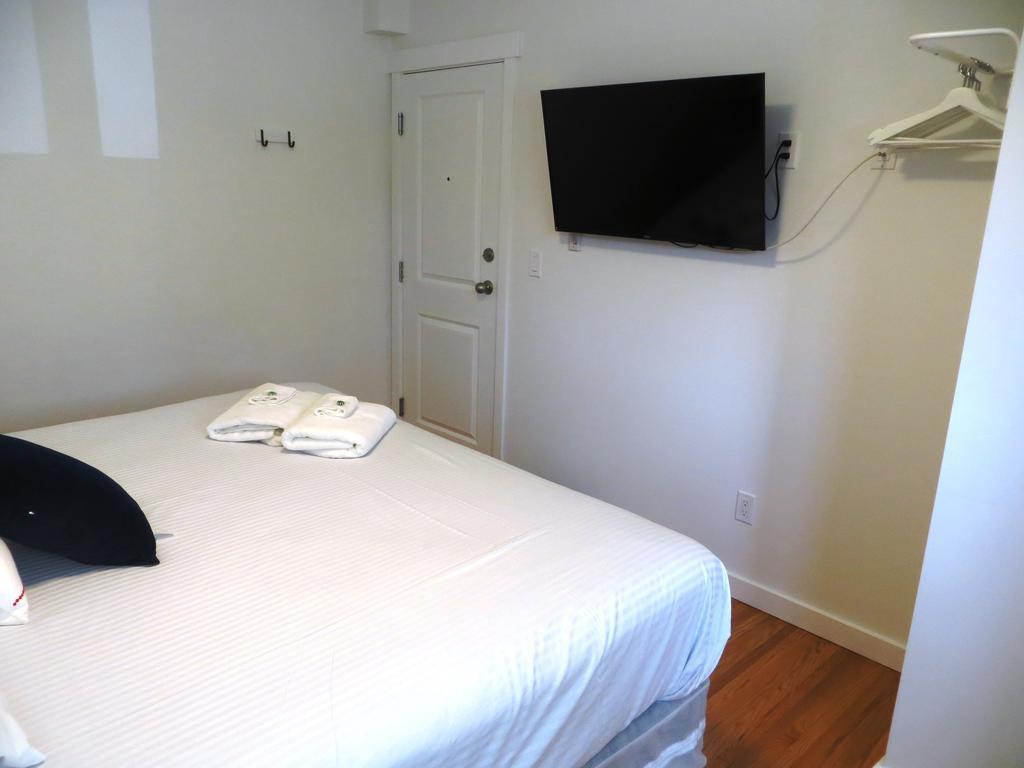Deluxe Queen Room Private Bath