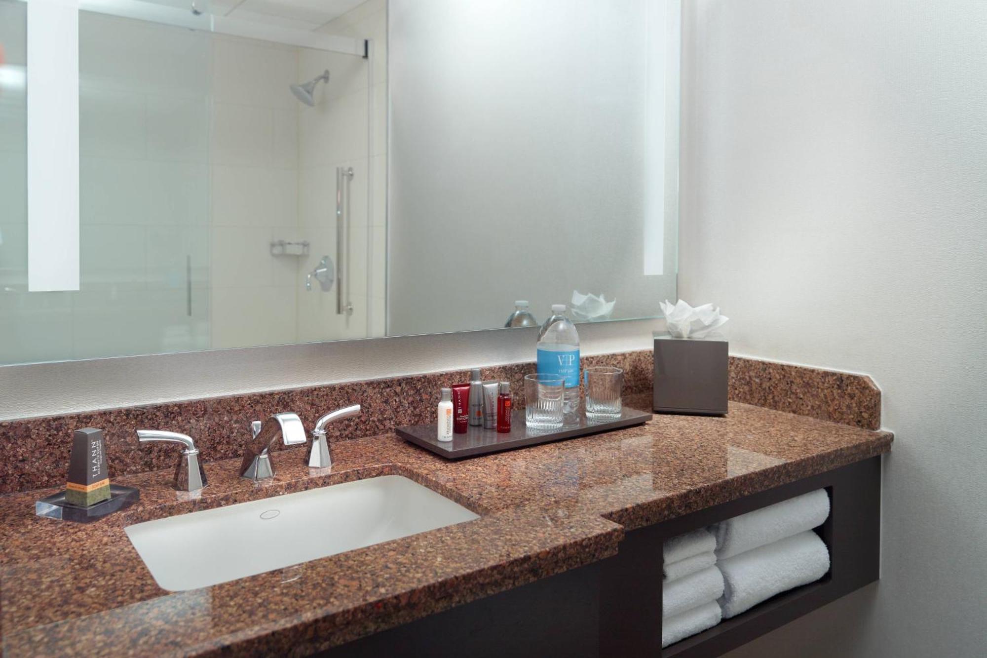 Quarto com Cama King-size e Vista da Cidade