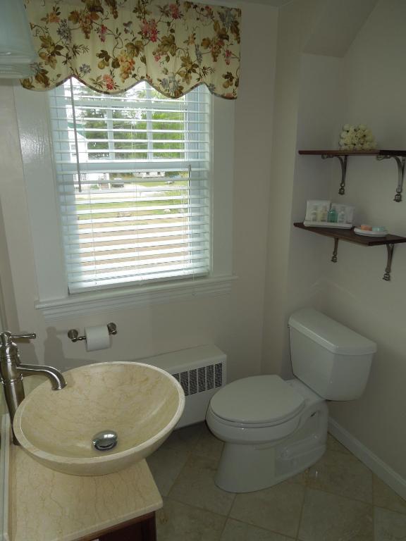 King Suite with Private Bathroom,57763483:JPEG