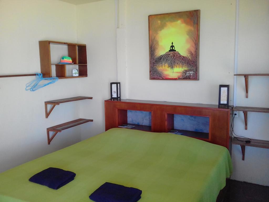 Kamer met Kingsize Bed en Uitzicht op Zee