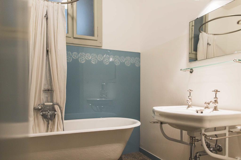 Twin Room with Shared Bathroom,379693750:JPEG