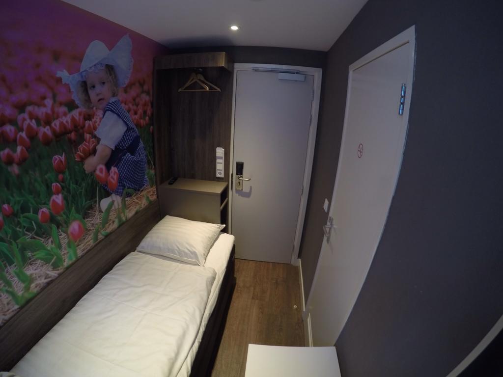 Tweepersoonskamer met 2 Aparte Bedden en Eigen Badkamer