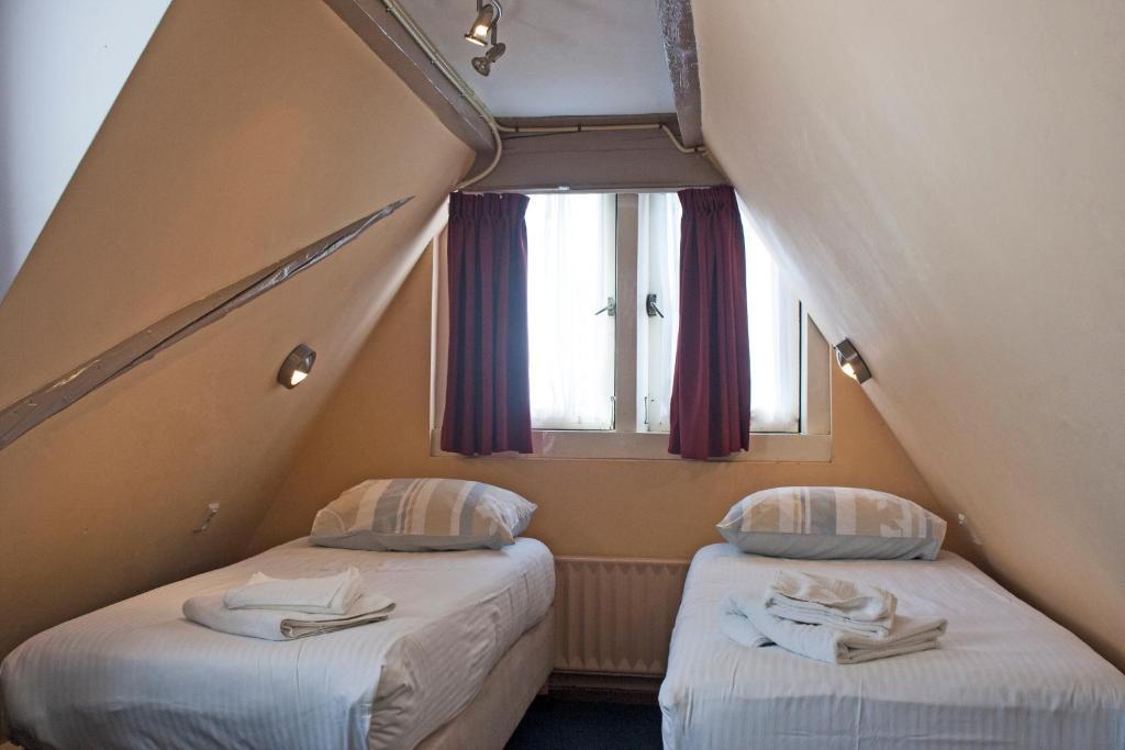 Tweepersoonskamer met 2 Aparte Bedden en Gedeelde Badkamer